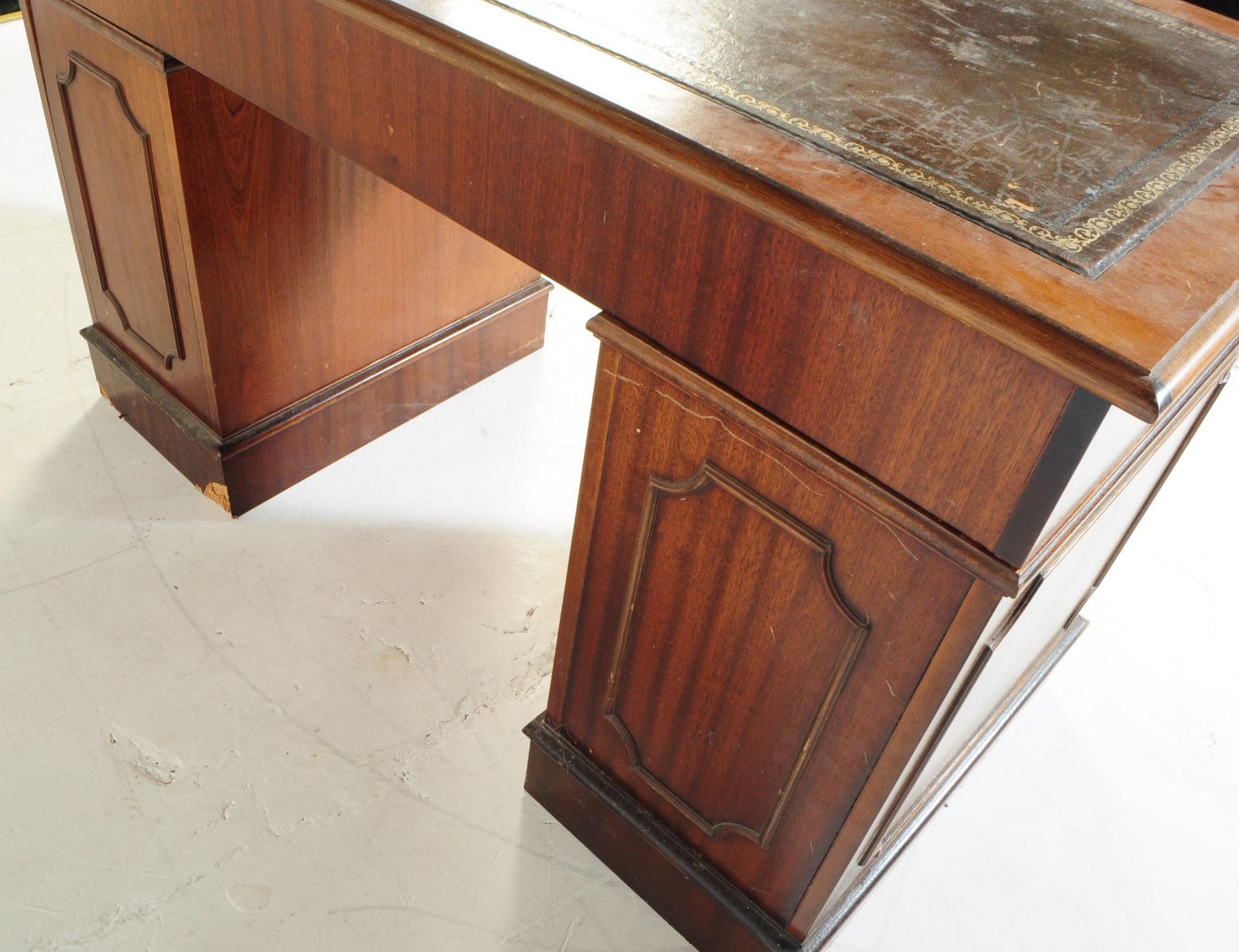 GEORGE III REVIVAL REPRODUCTION MAHOGANY OFFICE DESK - Image 7 of 8