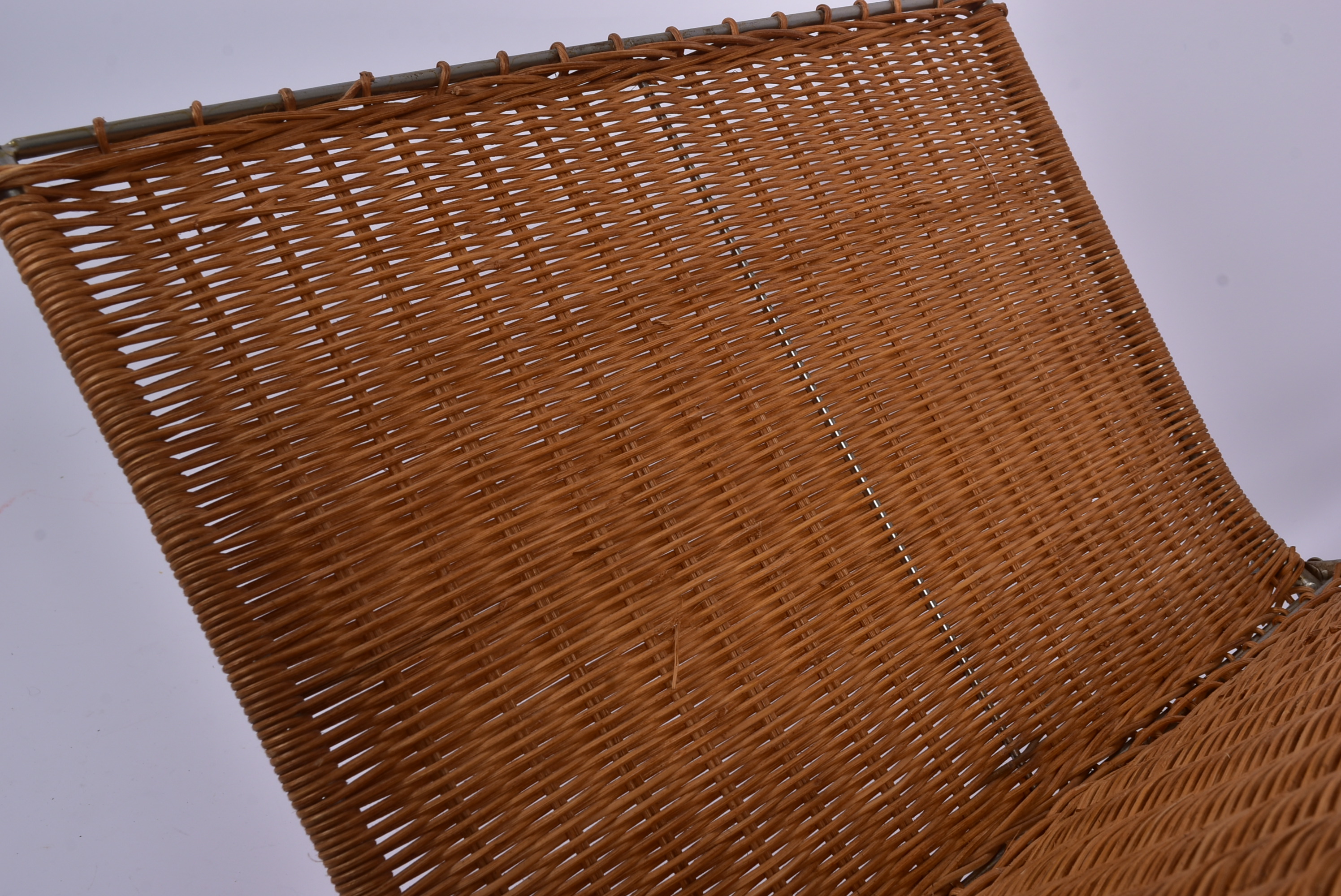 VINTAGE FOLDING METAL WICKER MAGAZINE RACK - Image 5 of 6