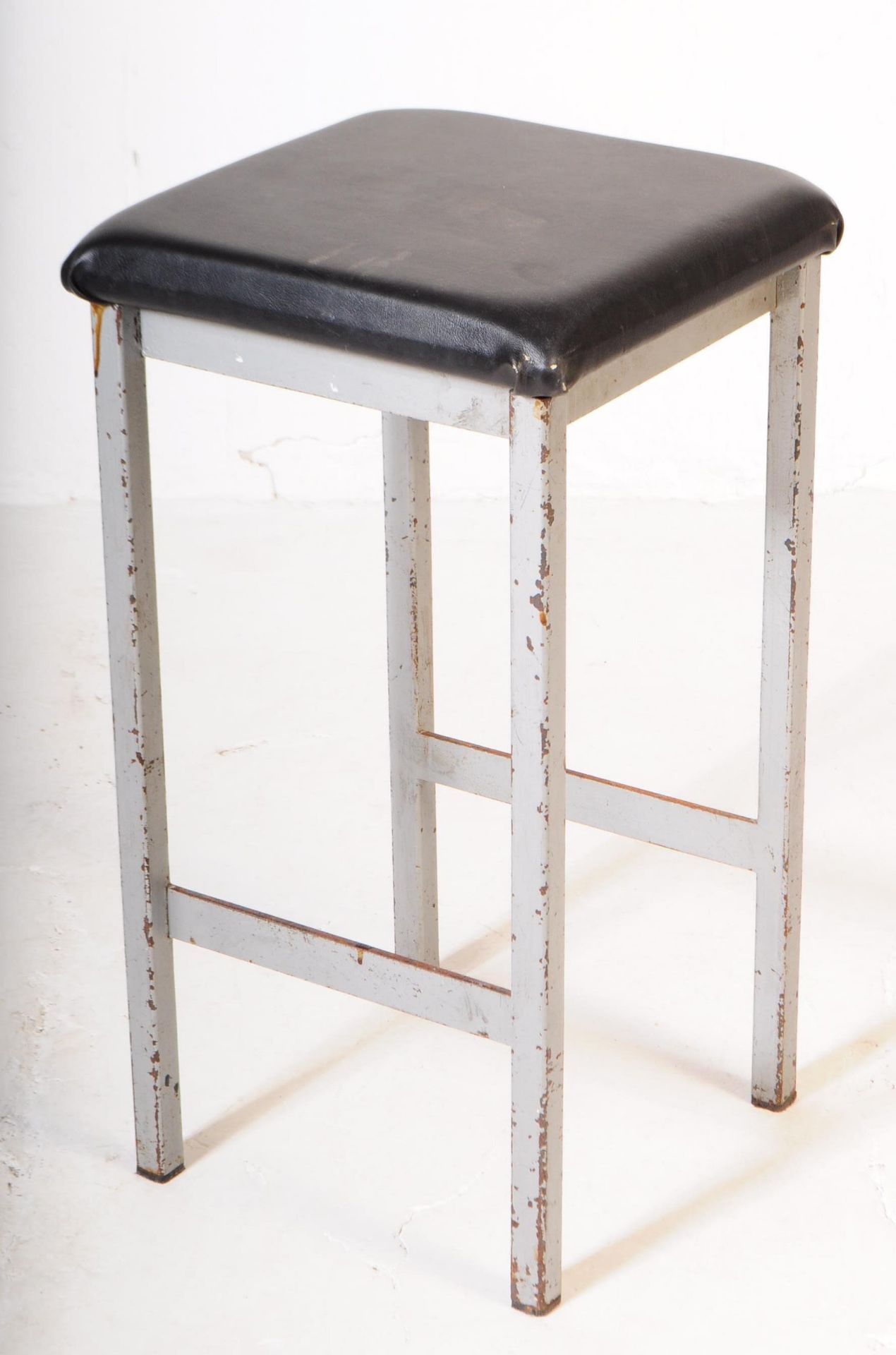 TWO 20TH CENTURY METAL CONSTRUCT BAR STOOLS - Bild 2 aus 4