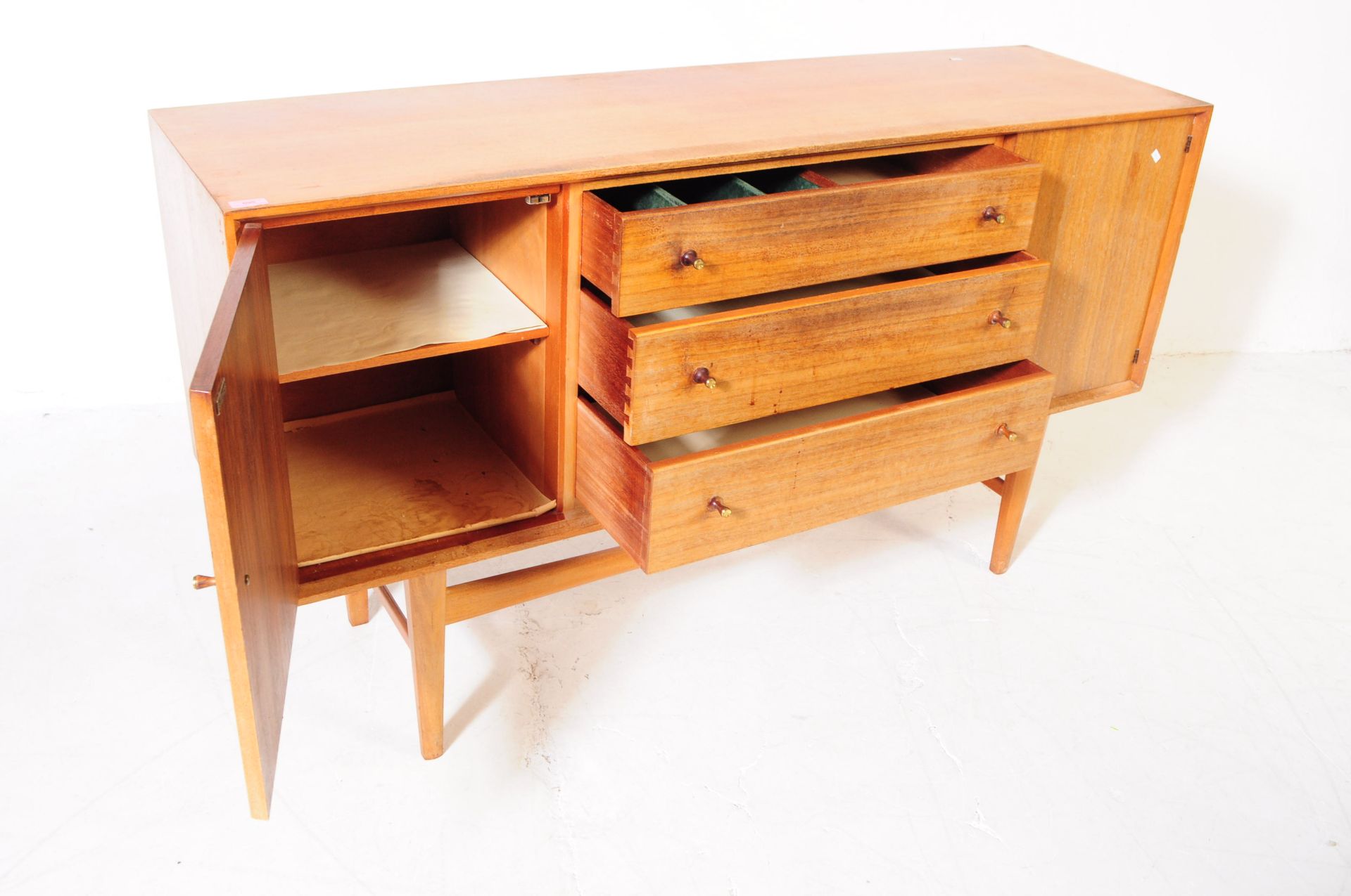 BRITISH MODERN DESIGN - MID CENTURY TEAK SIDEBOARD - Bild 3 aus 6