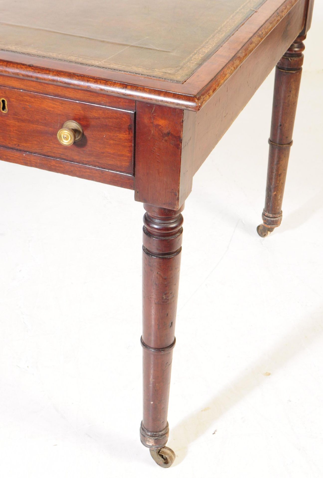 19TH CENTURY GEORGIAN LEATHER WRITING TABLE / DESK - Image 4 of 6