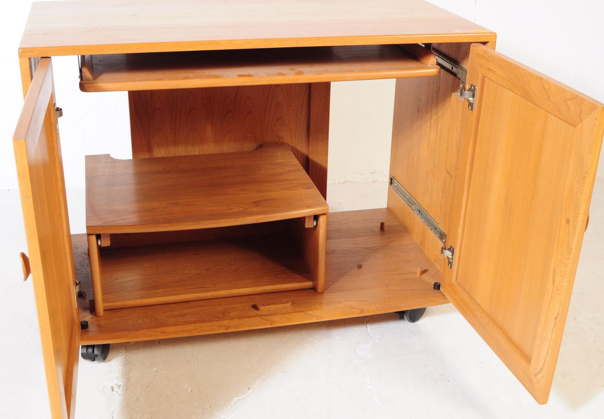 ERCOL - WINDSOR RANGE - 1970S IR TELEVISION CUPBOARD - Image 3 of 6