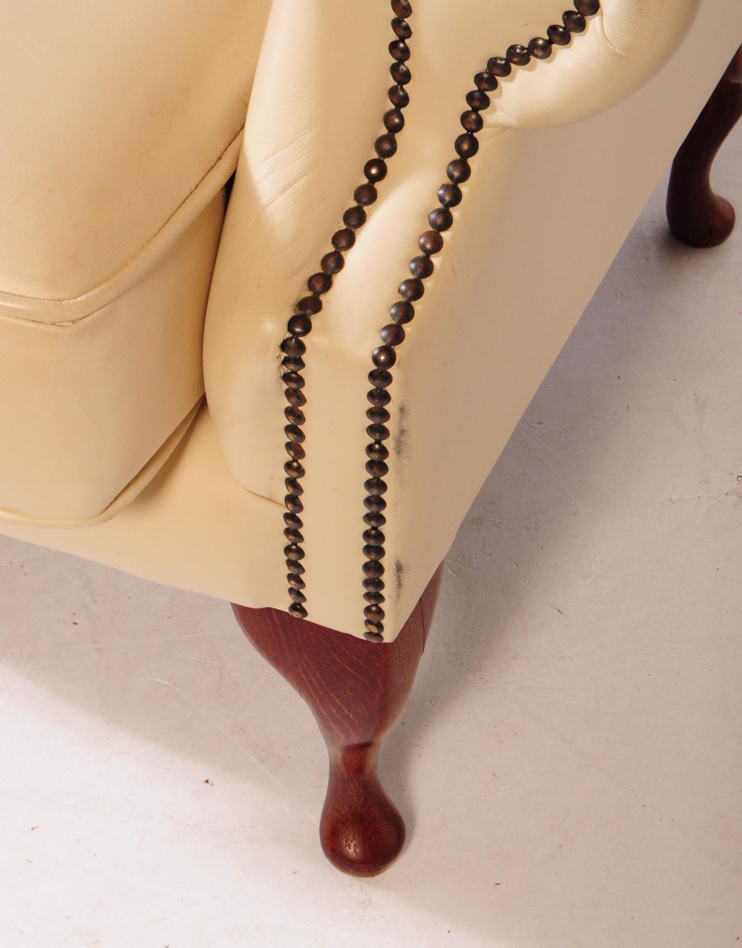 CONTEMPORARY QUEEN ANNE REVIVAL LEATHER ARMCHAIR - Image 3 of 7