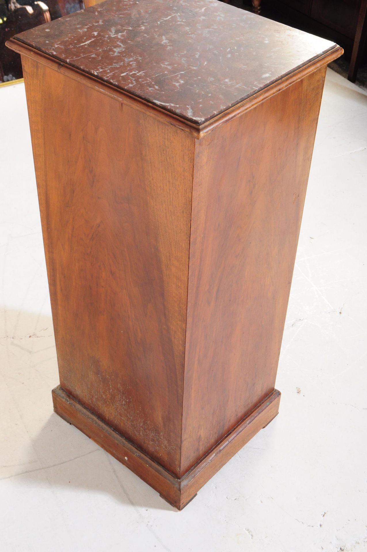 19TH CENTURY FRENCH WALNUT AND MARBLE BEDSIDE POT CHEST - Bild 5 aus 5