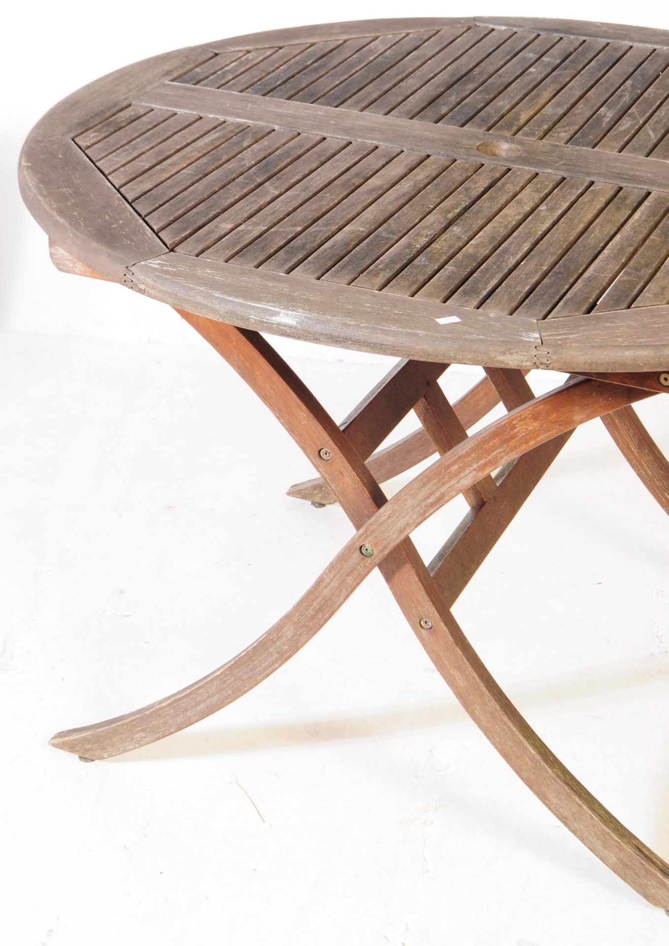CONTEMPORARY TEAK GARDEN TABLE & FOLDING CHAIRS - Image 4 of 7