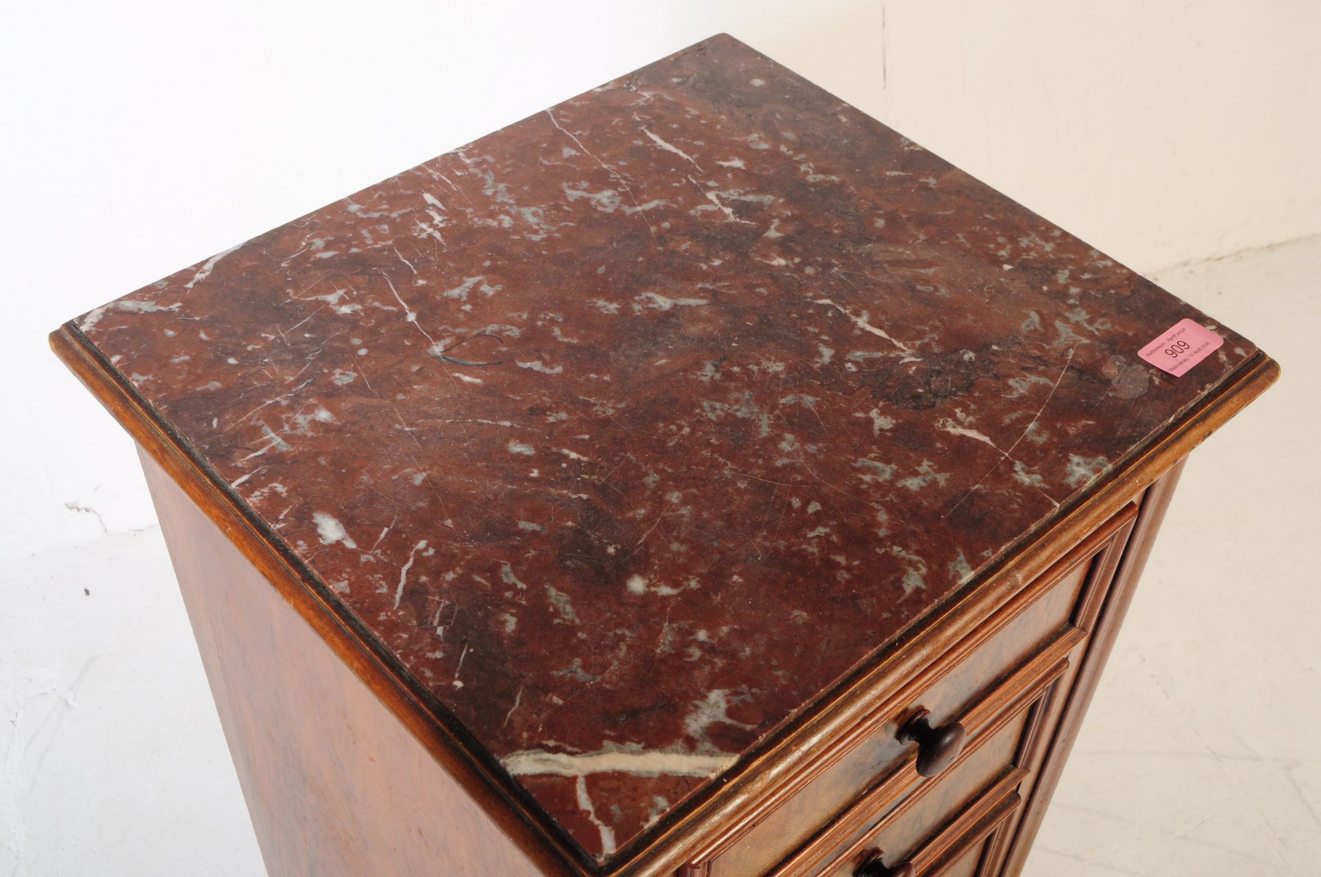 19TH CENTURY FRENCH WALNUT AND MARBLE BEDSIDE POT CHEST - Bild 4 aus 5