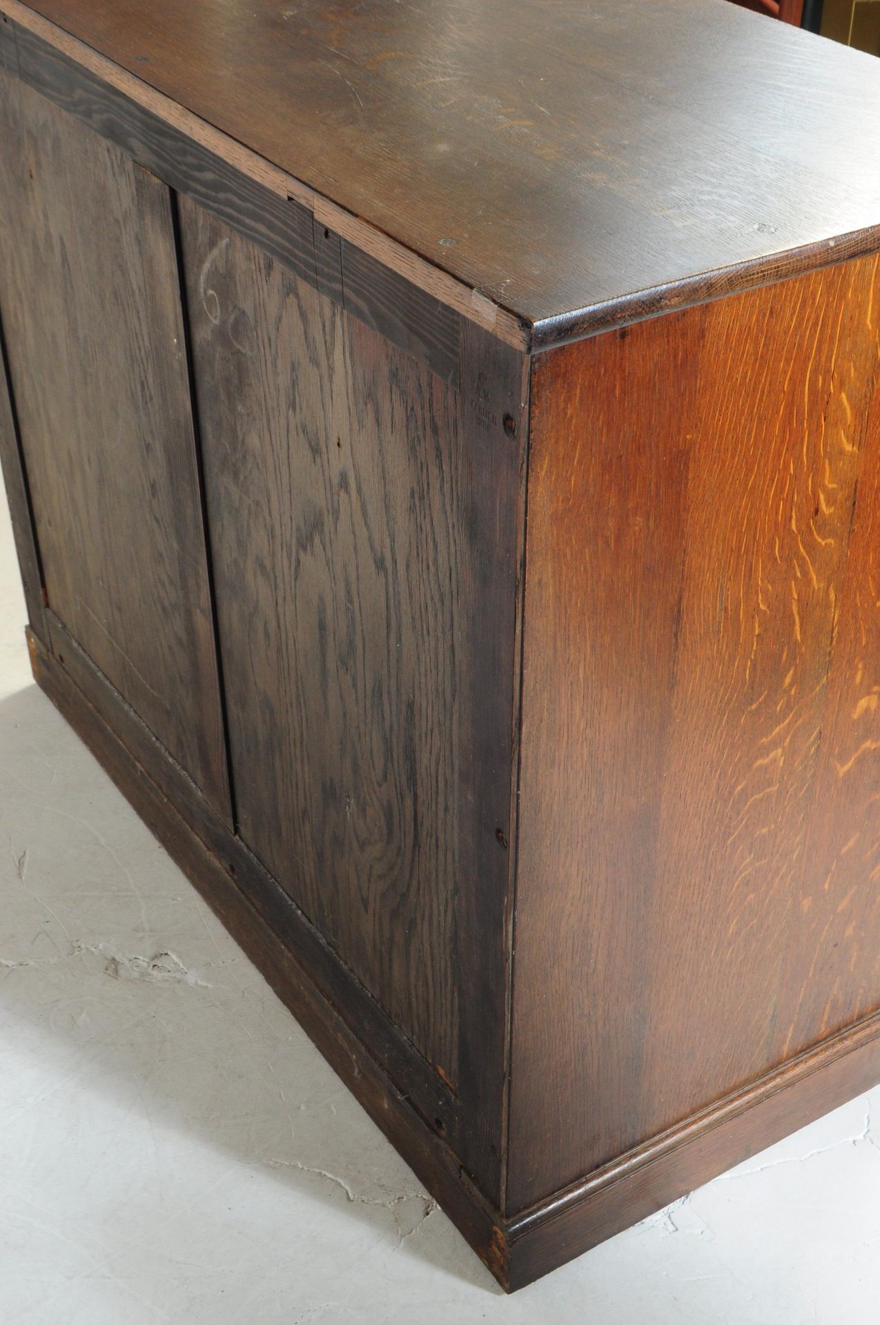 EARLY 20TH CENTURY GEORGE III MANNER OAK CHEST OF DRAWERS - Image 4 of 4