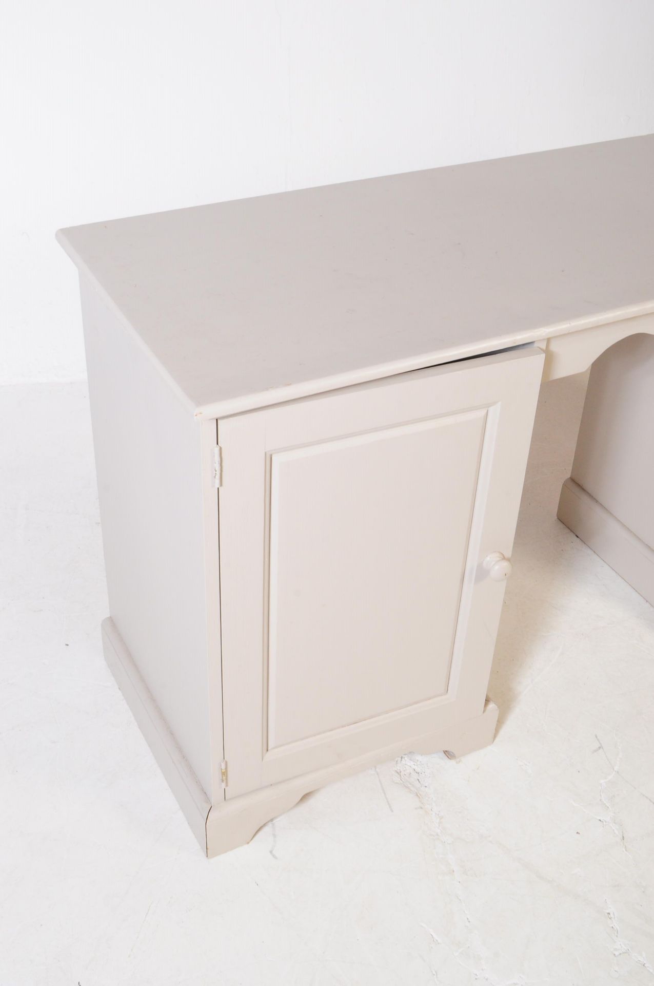 CONTEMPORARY PAINTED PINE WRITING DESK / DRESSER - Bild 2 aus 5