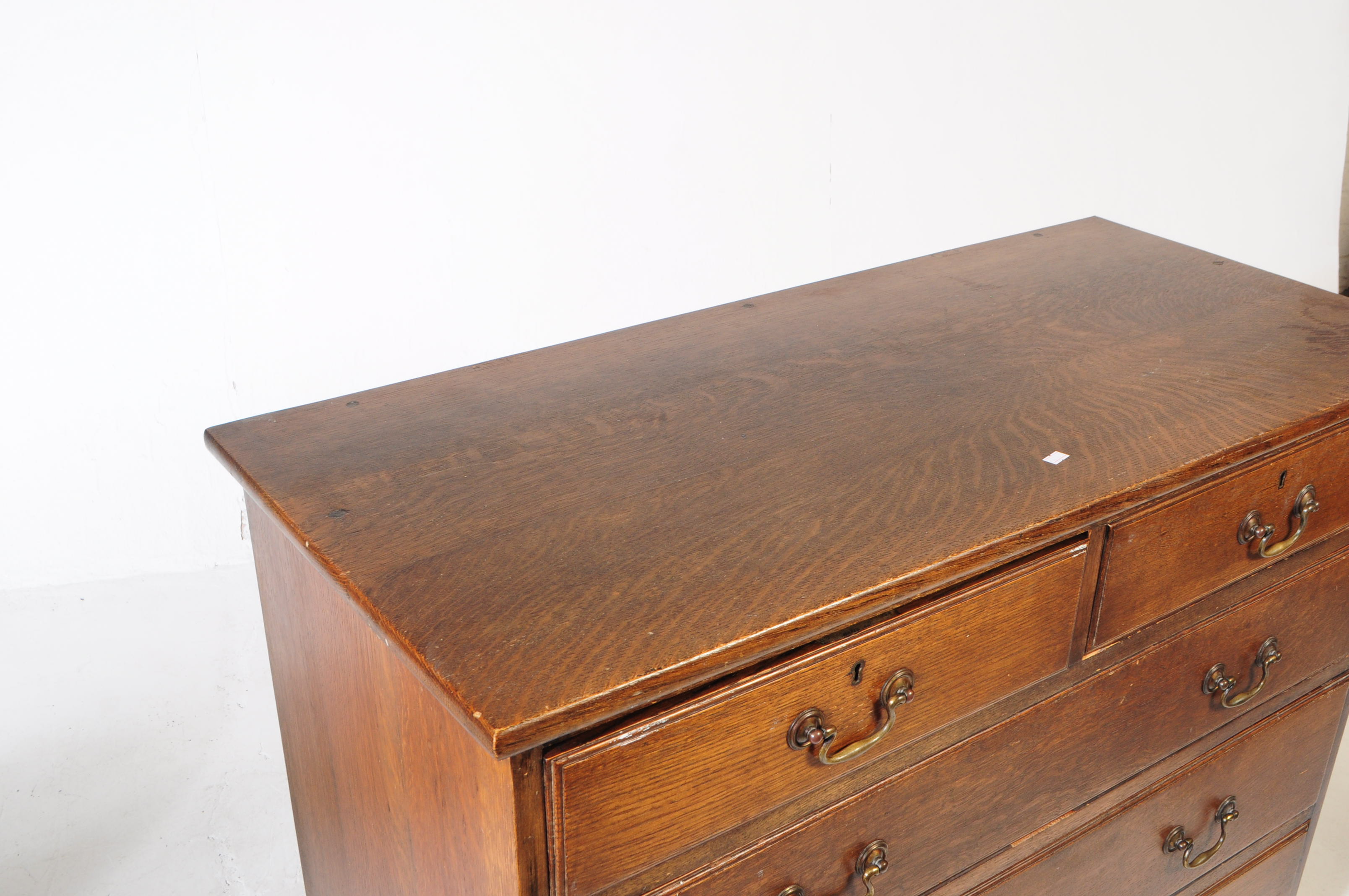 EARLY 20TH CENTURY GEORGE III MANNER OAK CHEST OF DRAWERS - Image 2 of 4