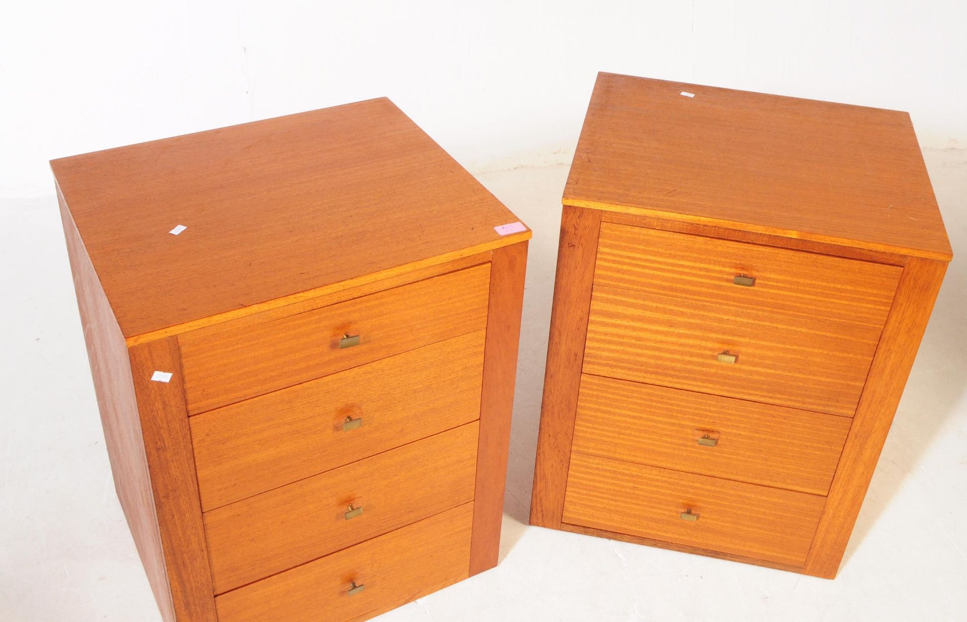 PAIR OF 20TH CENTURY TEAK VENEERED BEDISDE CHEST OF DRAWERS - Bild 2 aus 5