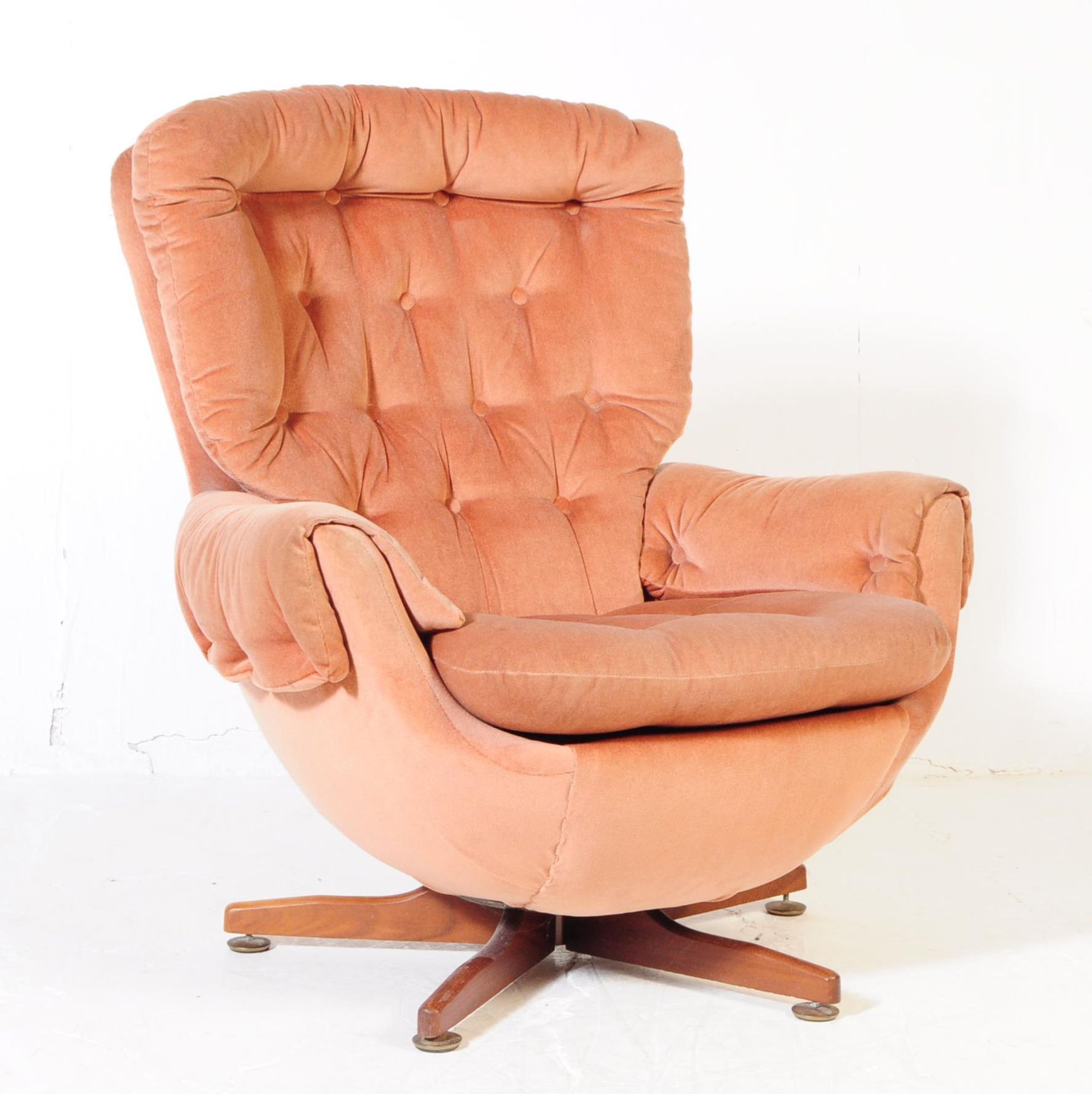 BRITISH MODERN DESIGN - RETRO MID 20TH CENTURY EGG CHAIR