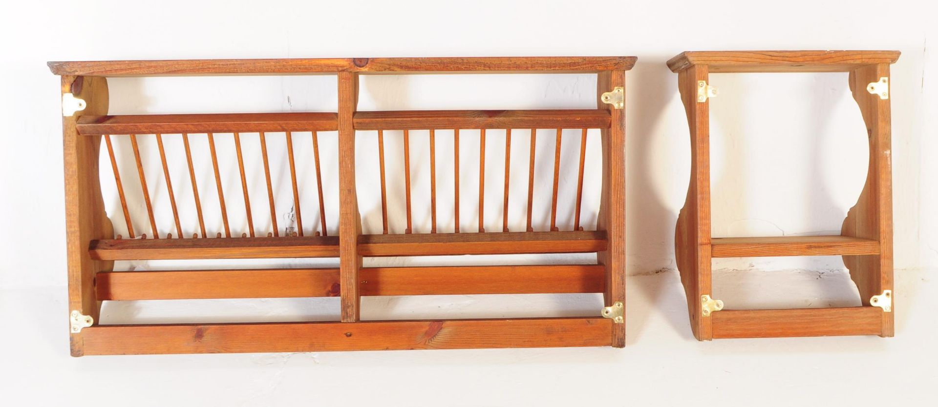 PENNY PINE & CO - TWO PINE WOOD PLATE RACKS - Image 5 of 6