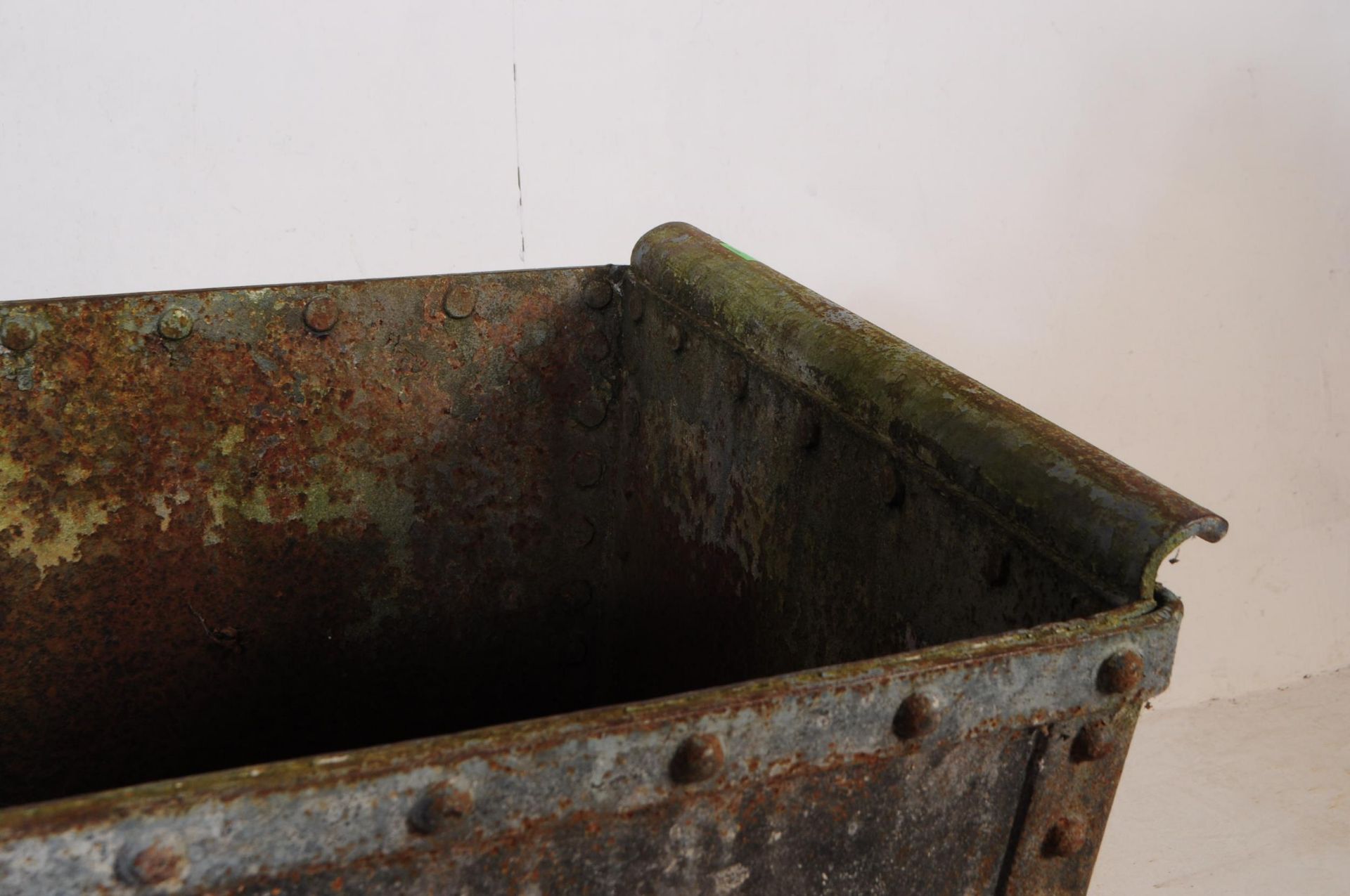 LARGE 19TH CENTURY GALVANISED STEEL QUENCHER TROUGH / PLANTER - Image 7 of 7