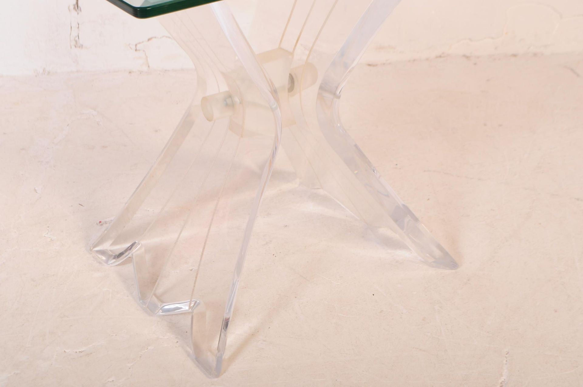 MID CENTURY LUCITE AND GLASS BUTTERFLY COFFEE TABLE - Bild 4 aus 4