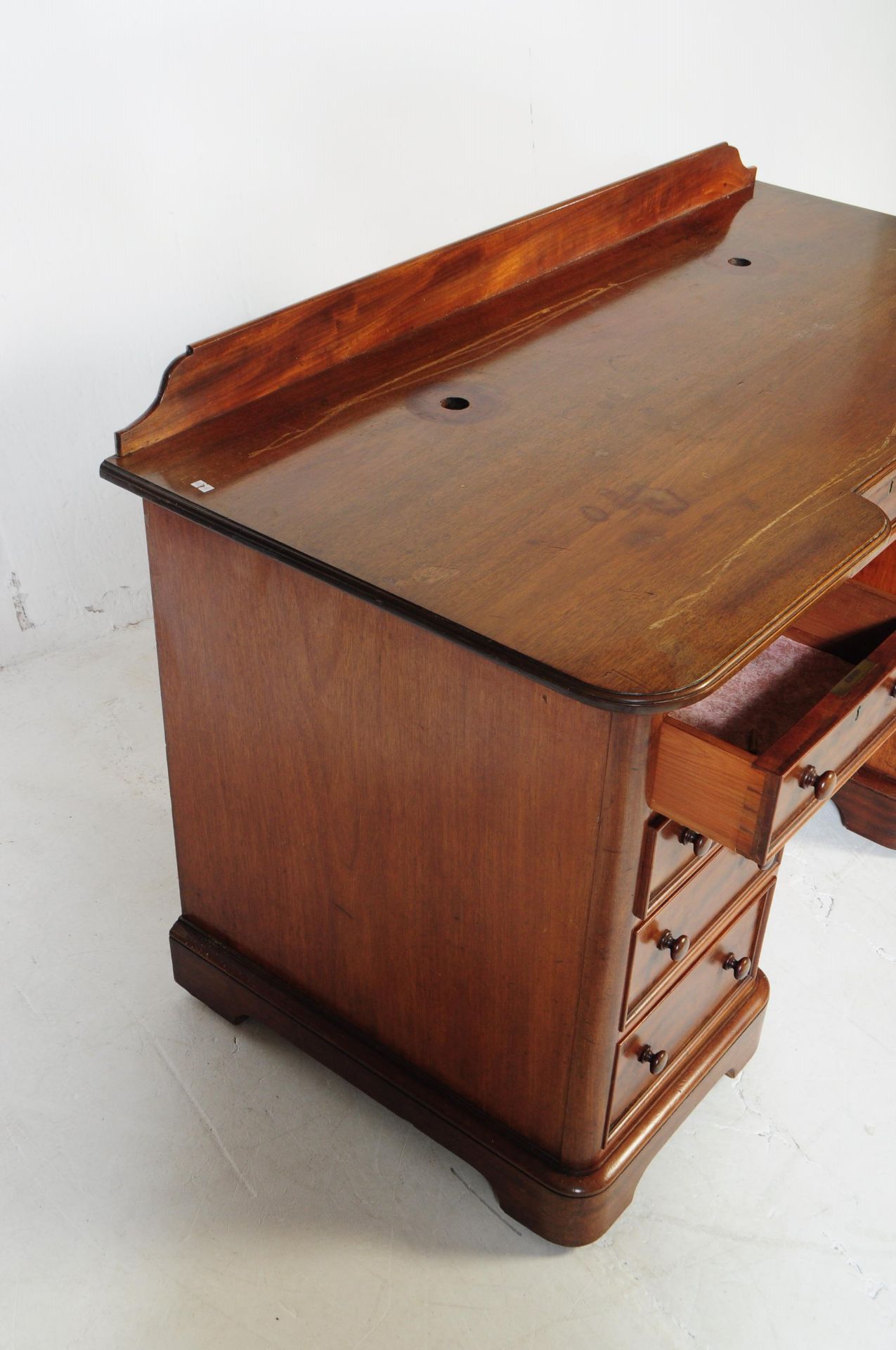 19TH CENTURY VICTORIAN MAHOGANY INVERTED BREAKFRONT DESK - Image 4 of 5