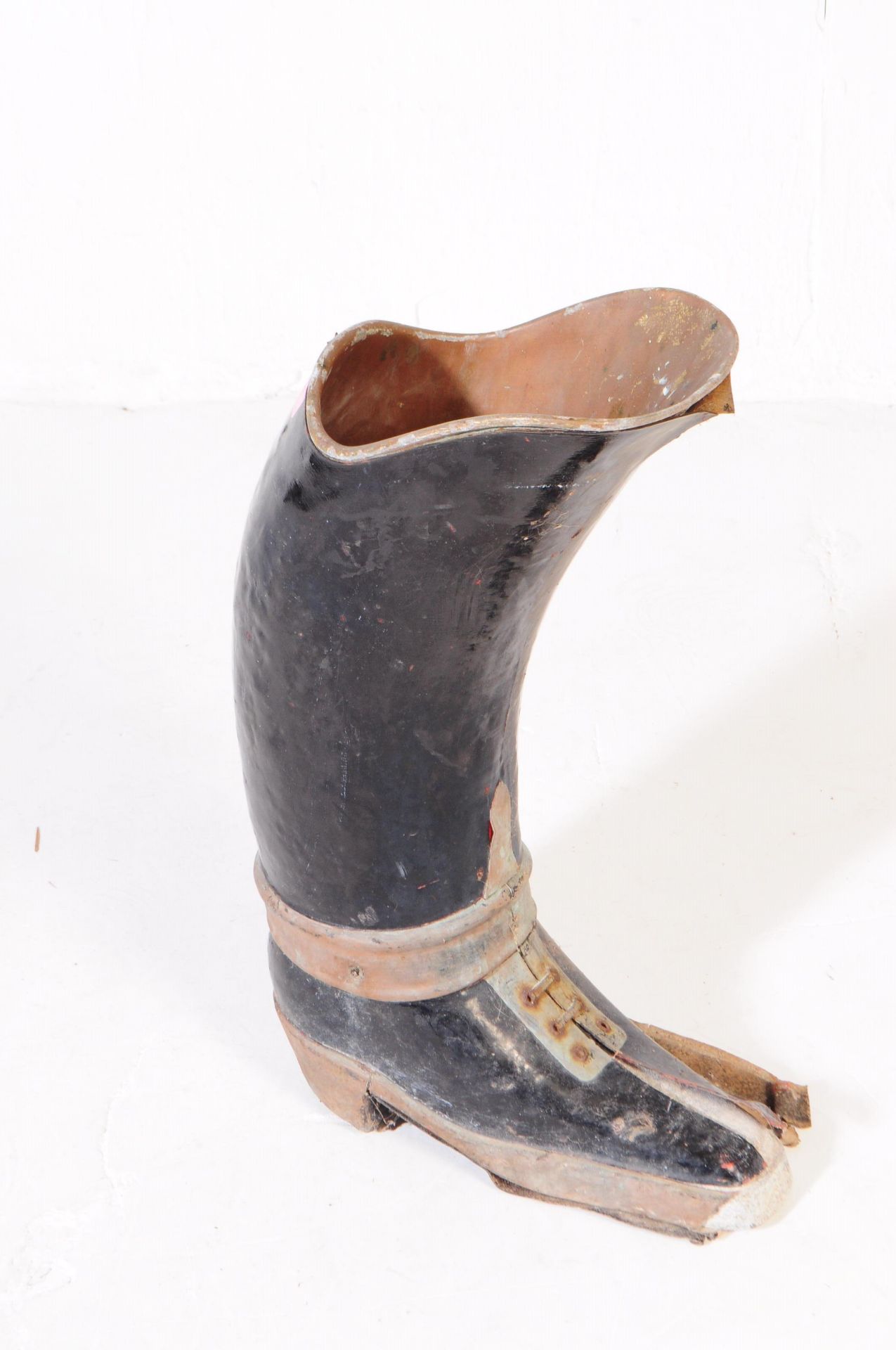 19TH CENTURY COAL SCUTTLE IN BOOT FORM - Image 5 of 6