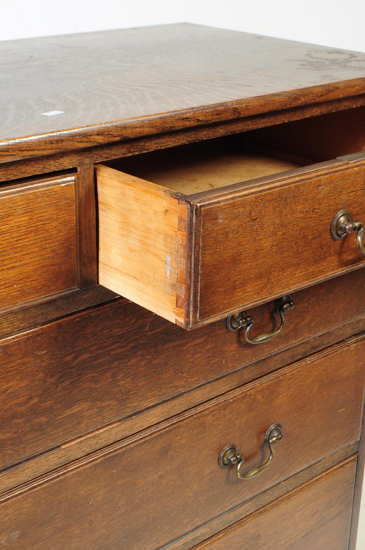 EARLY 20TH CENTURY GEORGE III MANNER OAK CHEST OF DRAWERS - Image 3 of 4