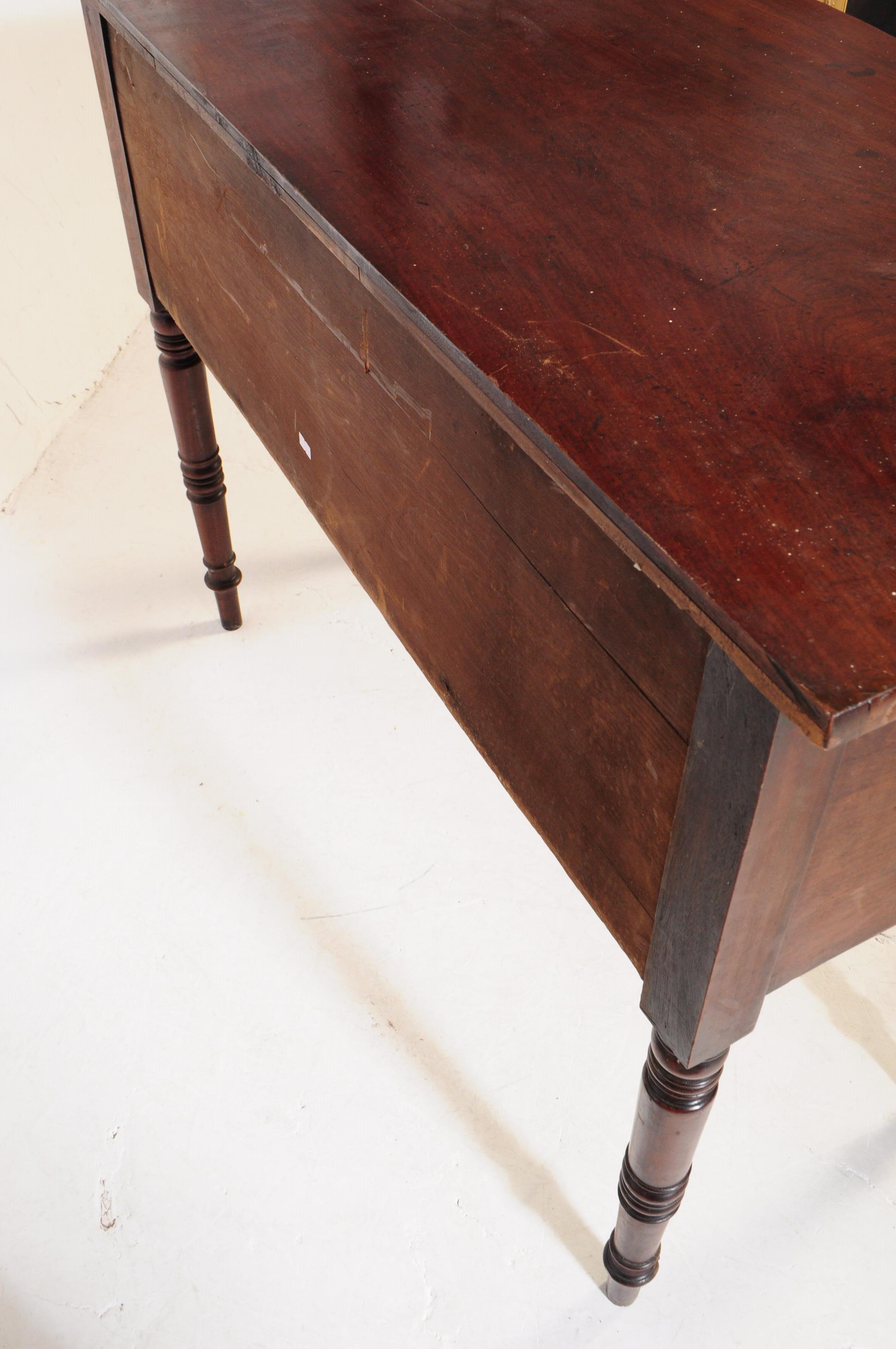 GEORGE III MAHOGANY KNEE HOLE WRITING TABLE / DESK - Image 4 of 5