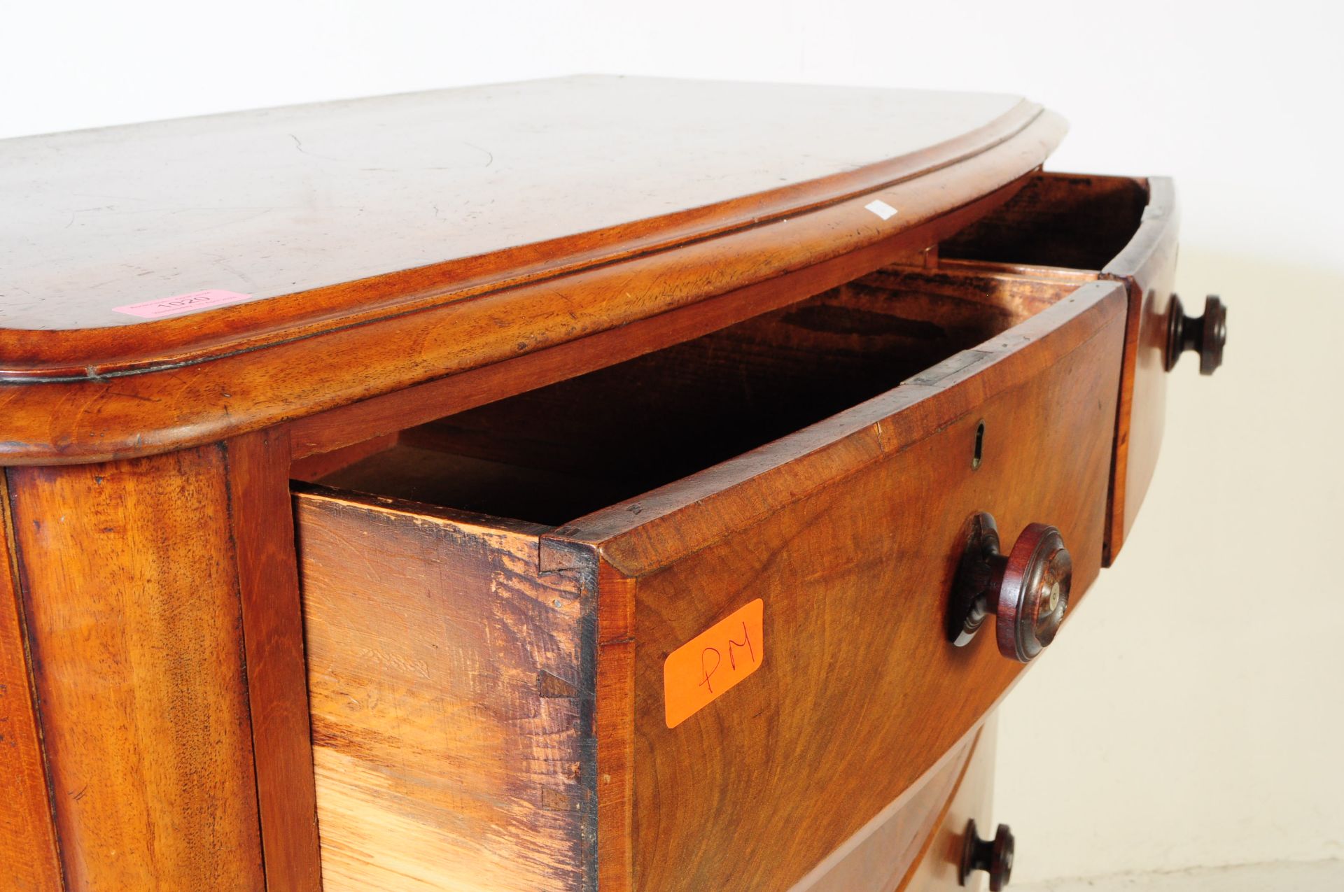 19TH CENTURY VICTORIAN BOW FRONT CHEST OF DRAWERS - Image 2 of 4