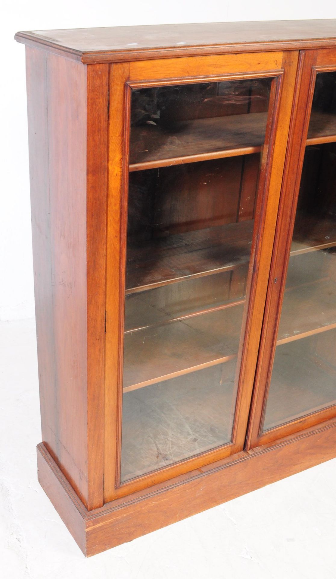 VICTORIAN 19TH CENTURY MAHOGANY GLAZED BOOKCASE - Bild 3 aus 8