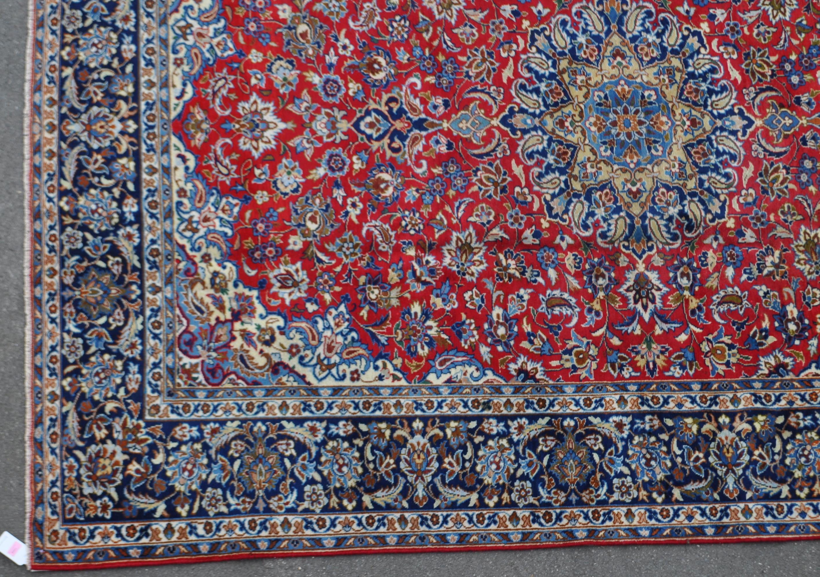 VINTAGE 20TH CENTURY PERSIAN ISLAMIC NAJAABAD FLOOR RUG - Image 2 of 3