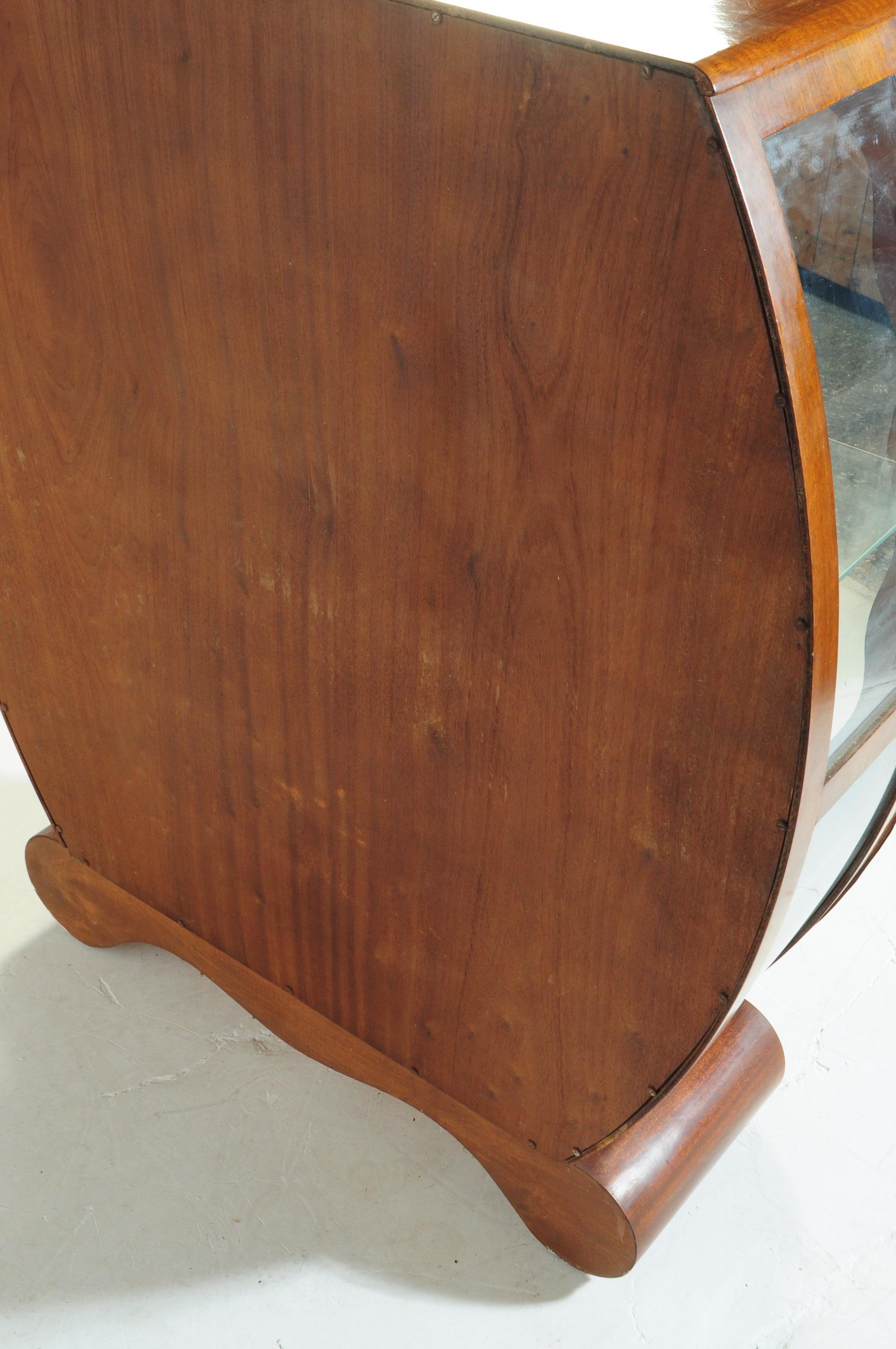 20TH CENTURY WALNUT DISPLAY CABINET - Image 5 of 6