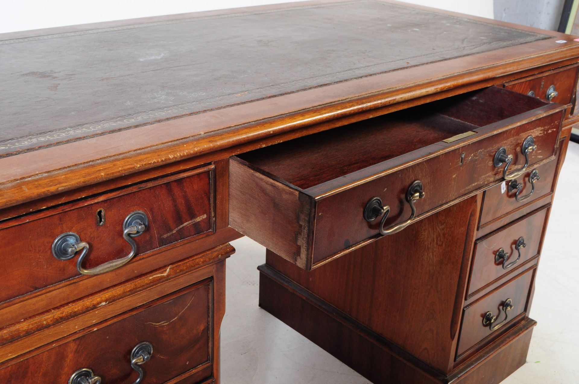 GEORGE III REVIVAL REPRODUCTION MAHOGANY OFFICE DESK - Image 4 of 8