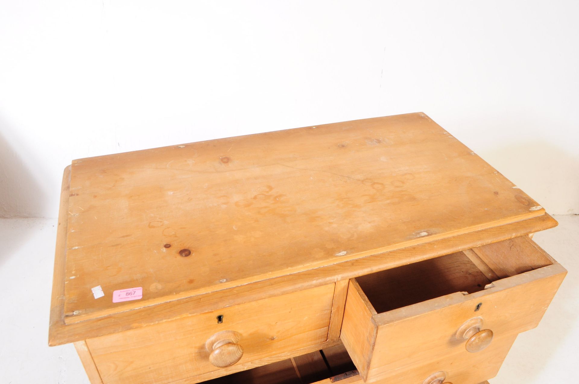 19TH CENTURY VICTORIAN PINE CHEST OF DRAWERS - Bild 3 aus 4