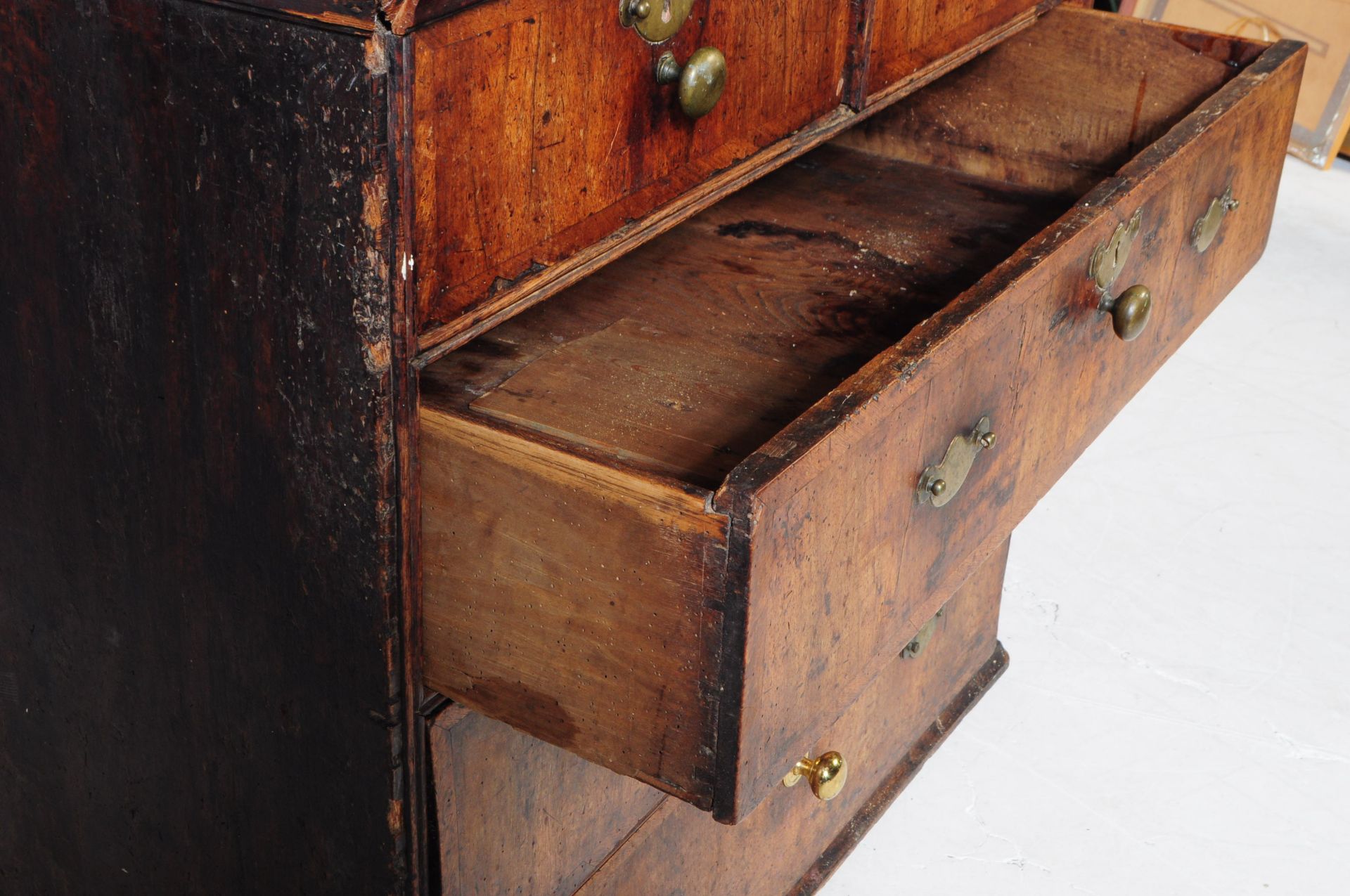 17TH CENTURY QUEEN ANNE WALNUT CHEST OF DRAWERS - Image 3 of 9