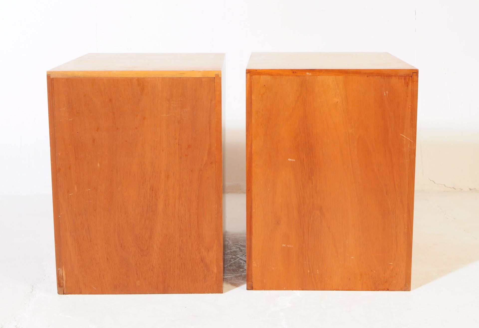 BRITISH MODERN DESIGN - PAIR OF BEDSIDE CHEST OF DRAWERS - Bild 4 aus 5