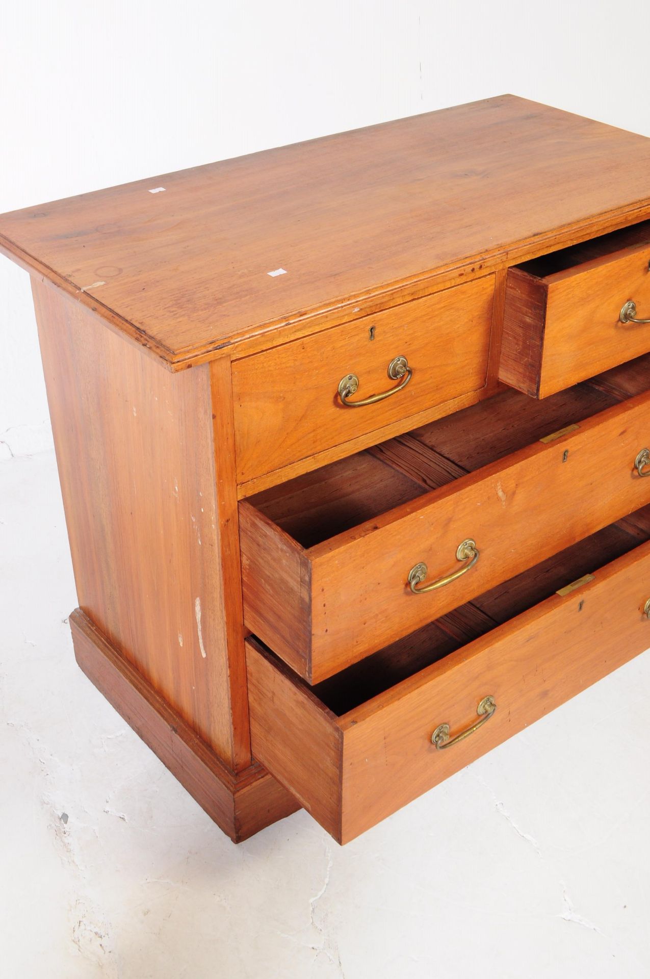 EDWARDIAN WALNUT CHEST OF DRAWERS - Image 3 of 4