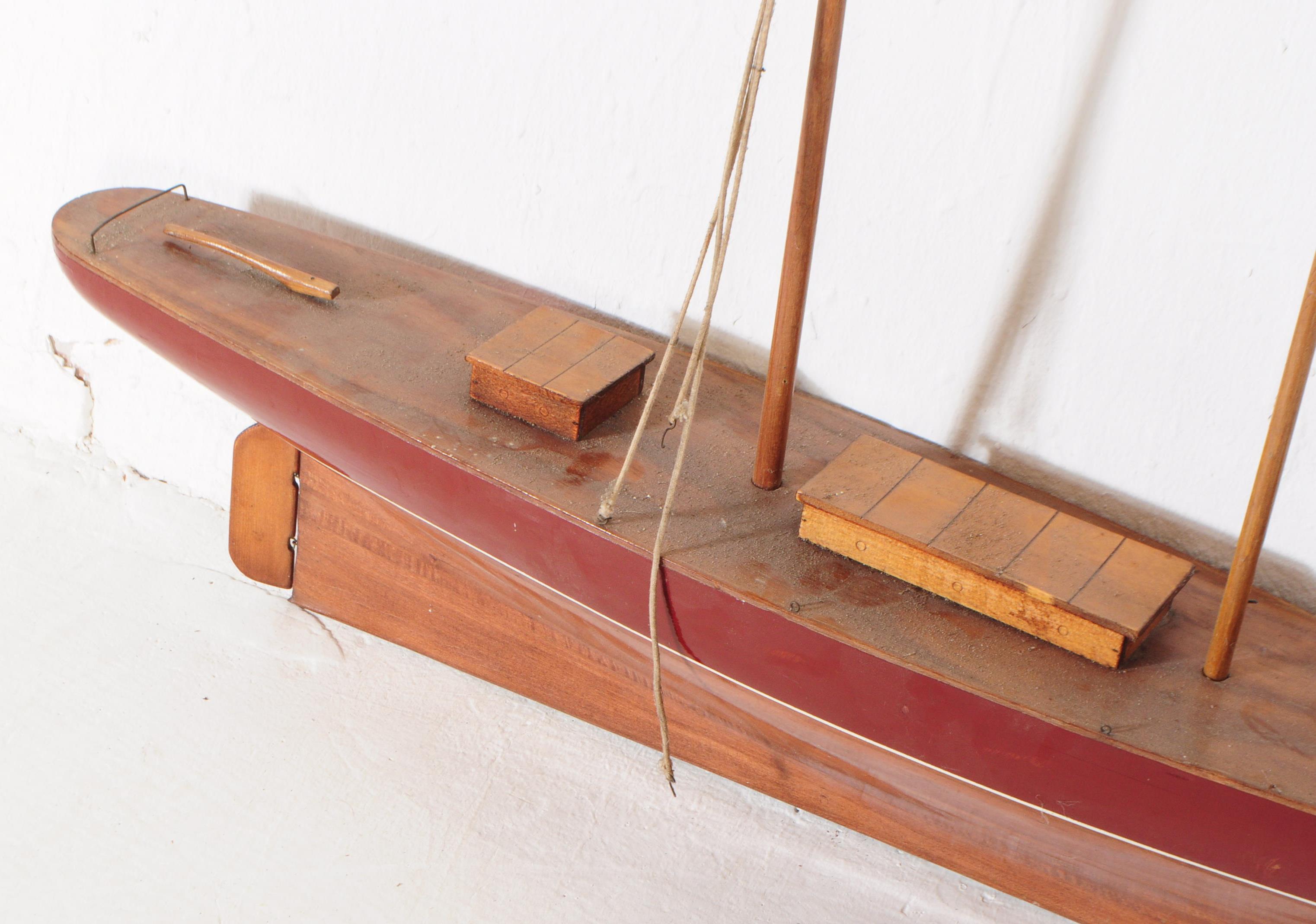 VINTAGE 20TH CENTURY POND MODEL BOAT / YACHT - Image 2 of 4