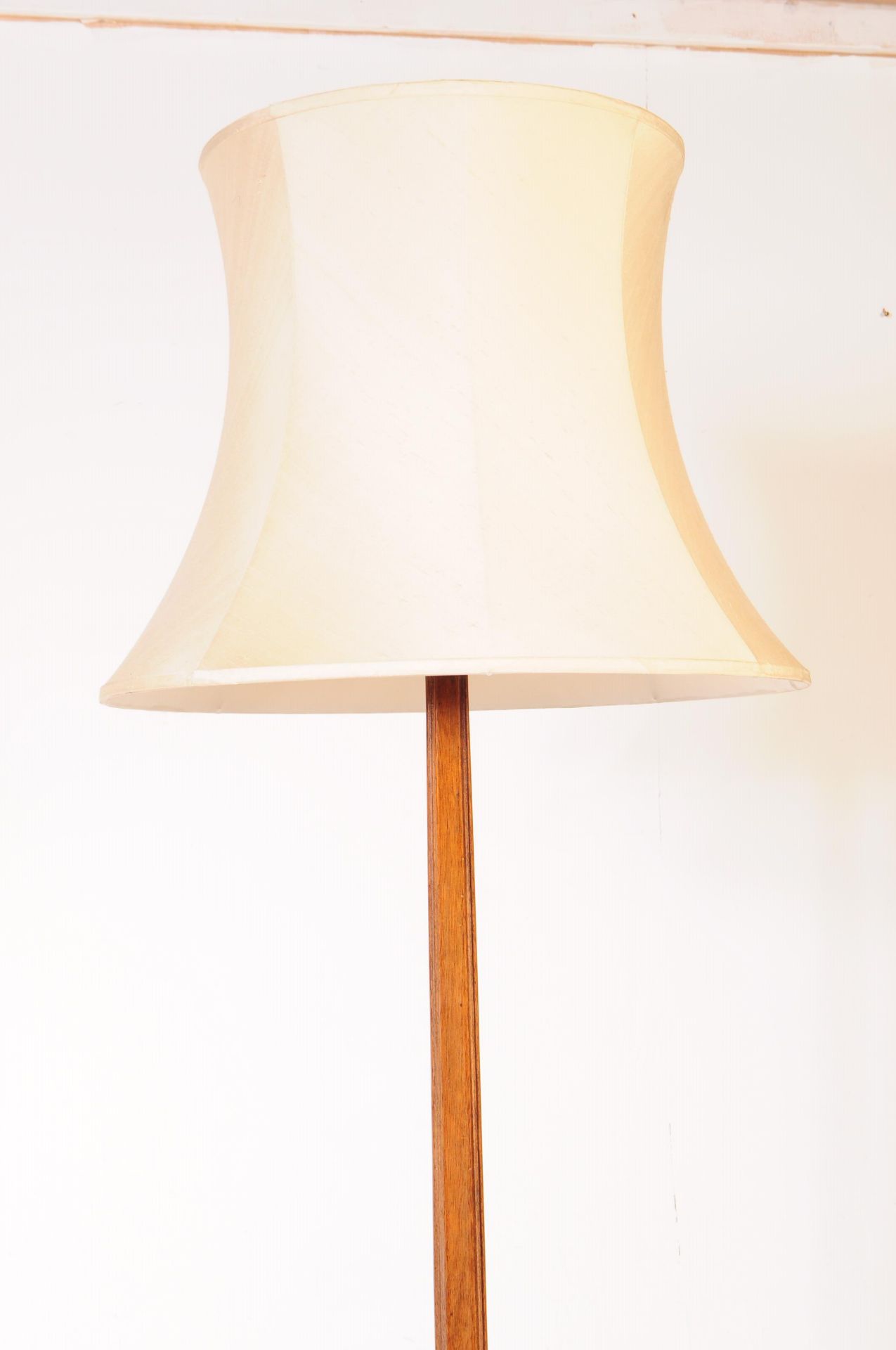 1930S ART DECO OAK FLOOR STANDING LAMP - Image 3 of 3