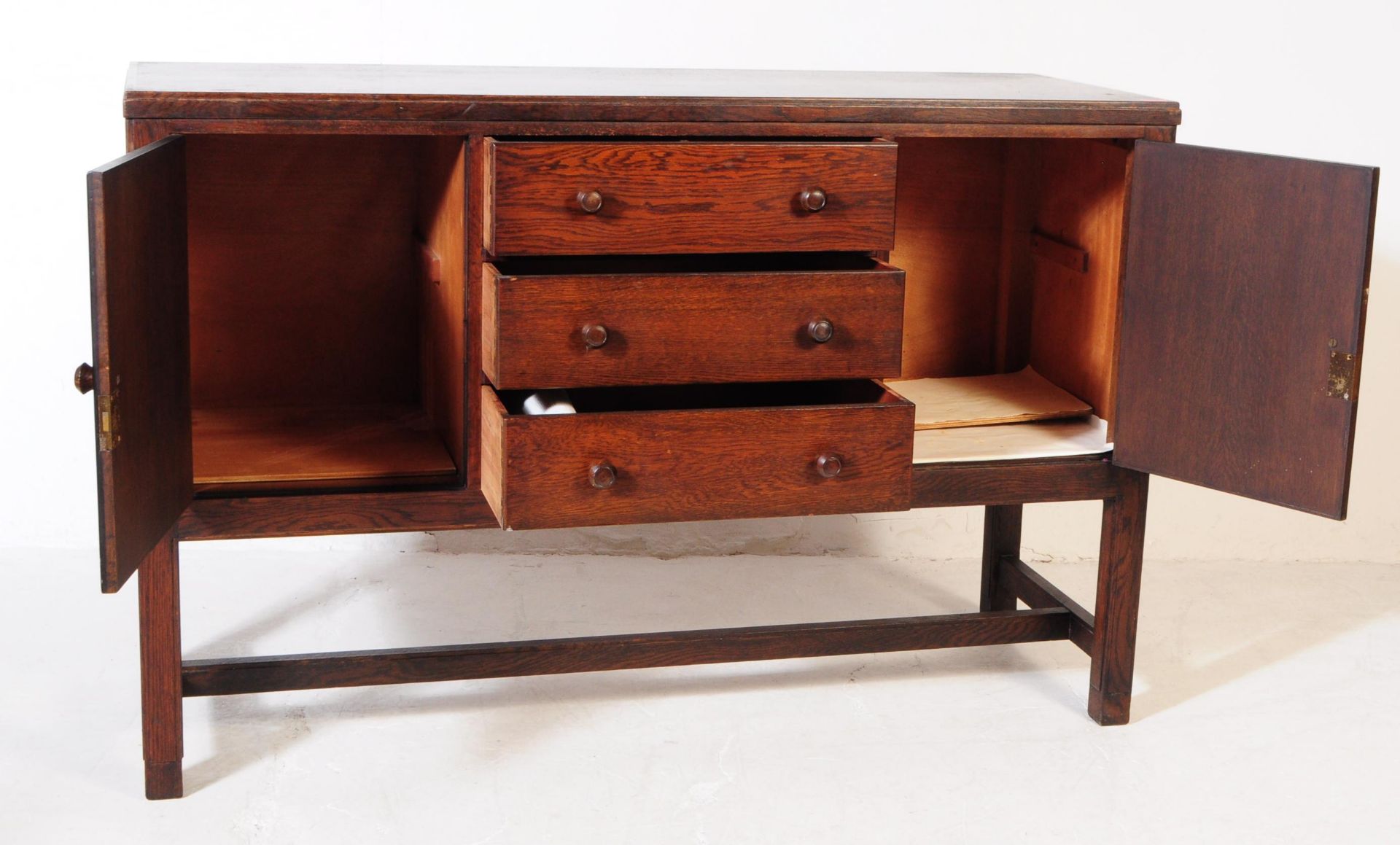 H MORRIS - COTSWOLD - MID 20TH CENTURY OAK SIDEBOARD - Image 3 of 8