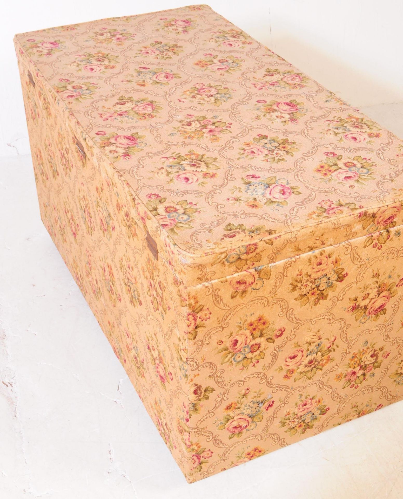 LARGE EARLY 20TH CENTURY CHINTZ BLANKET BOX - Bild 5 aus 5