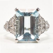 18CT WHITE GOLD AQUAMARINE & DIAMOND RING