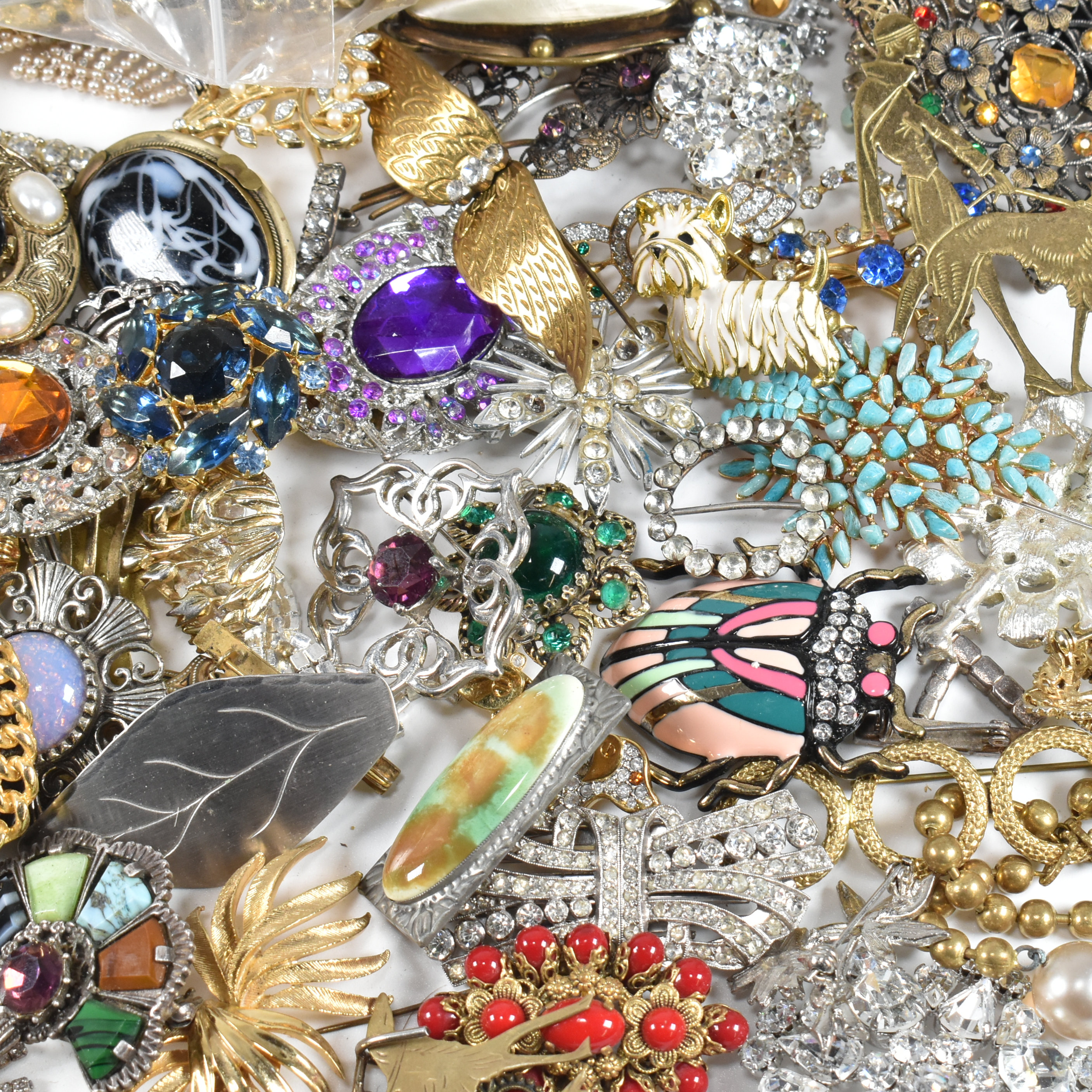 COLLECTION OF VINTAGE & LATER COSTUME JEWELLERY - Image 10 of 12