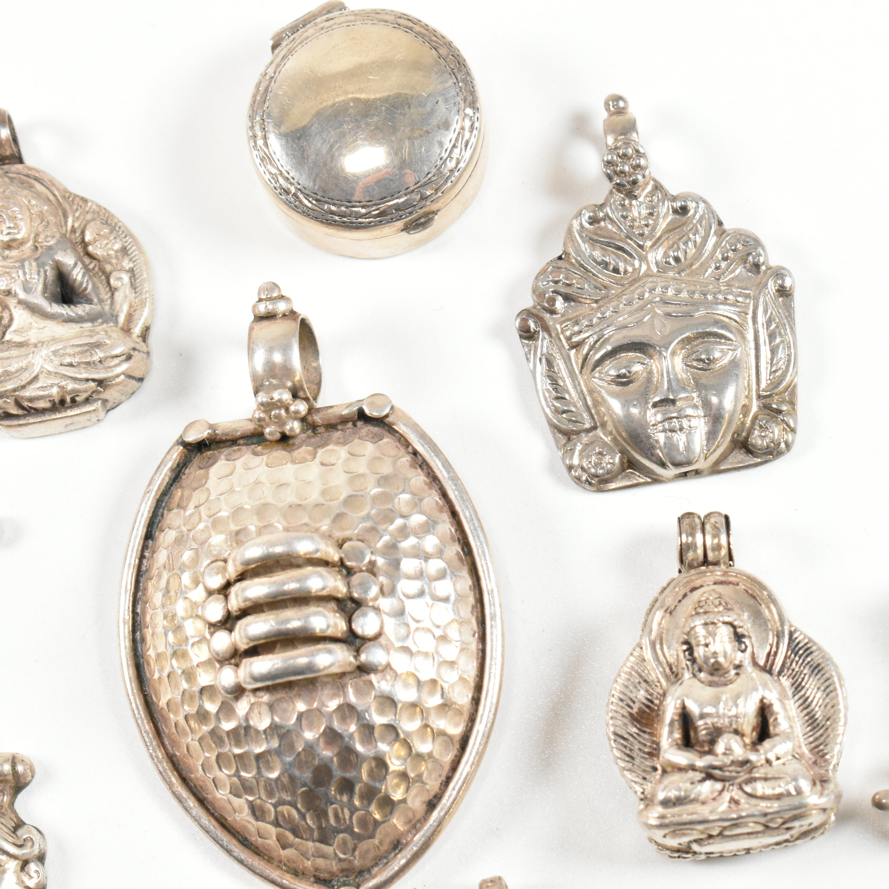 COLLECTION OF 925 SILVER & WHITE METAL PENDANTS - Bild 4 aus 9