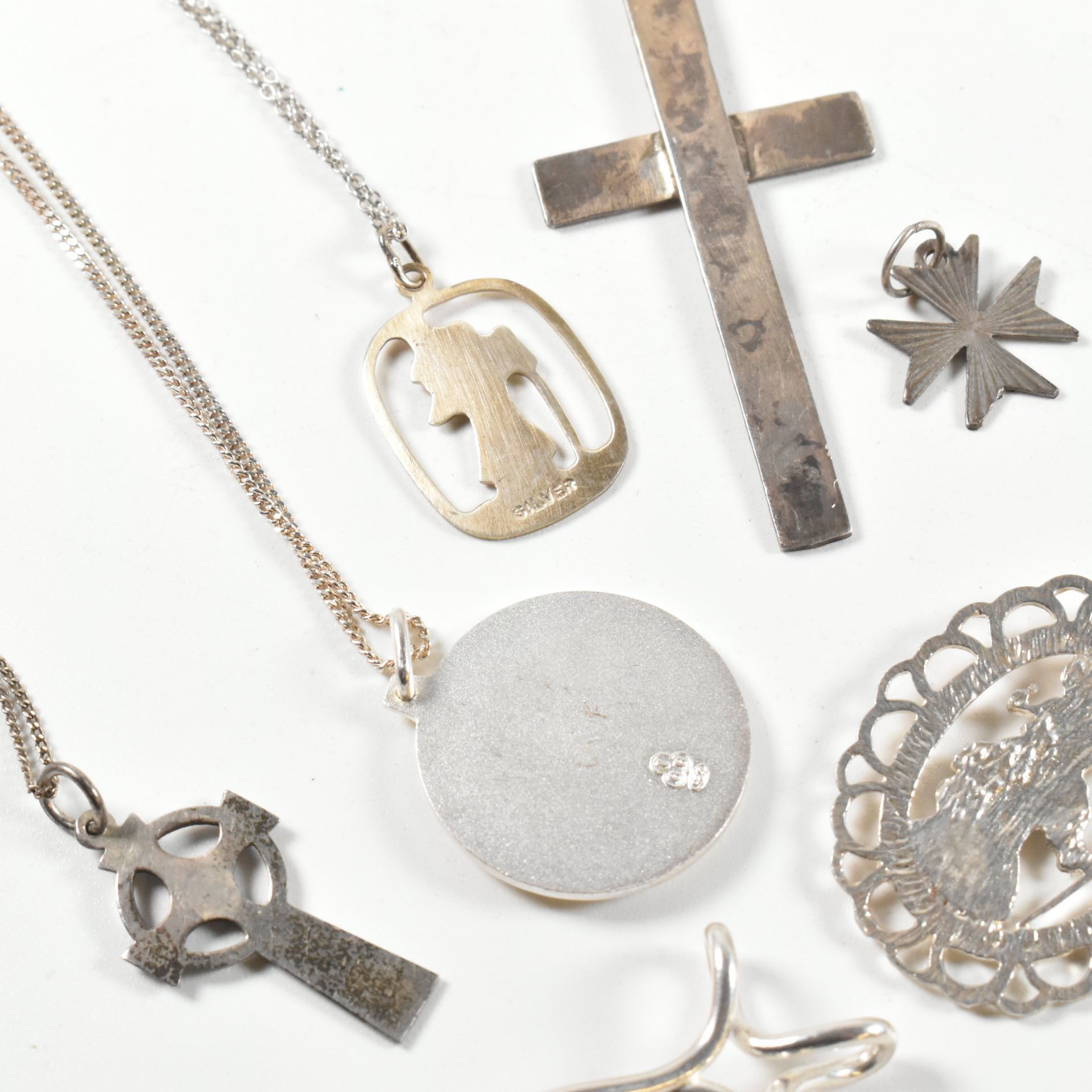 COLLECTION OF SILVER RELIGIOUS PENDANT NECKLACES & NECKLACE PENDANTS - Image 5 of 6