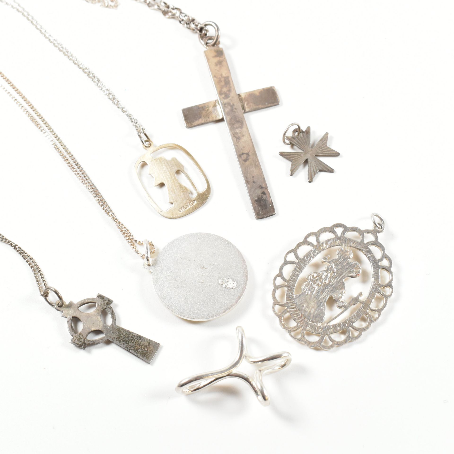 COLLECTION OF SILVER RELIGIOUS PENDANT NECKLACES & NECKLACE PENDANTS - Image 4 of 6