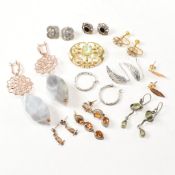 COLLECTION OF SILVER & GEM SET EARRINGS & BROOCH PIN