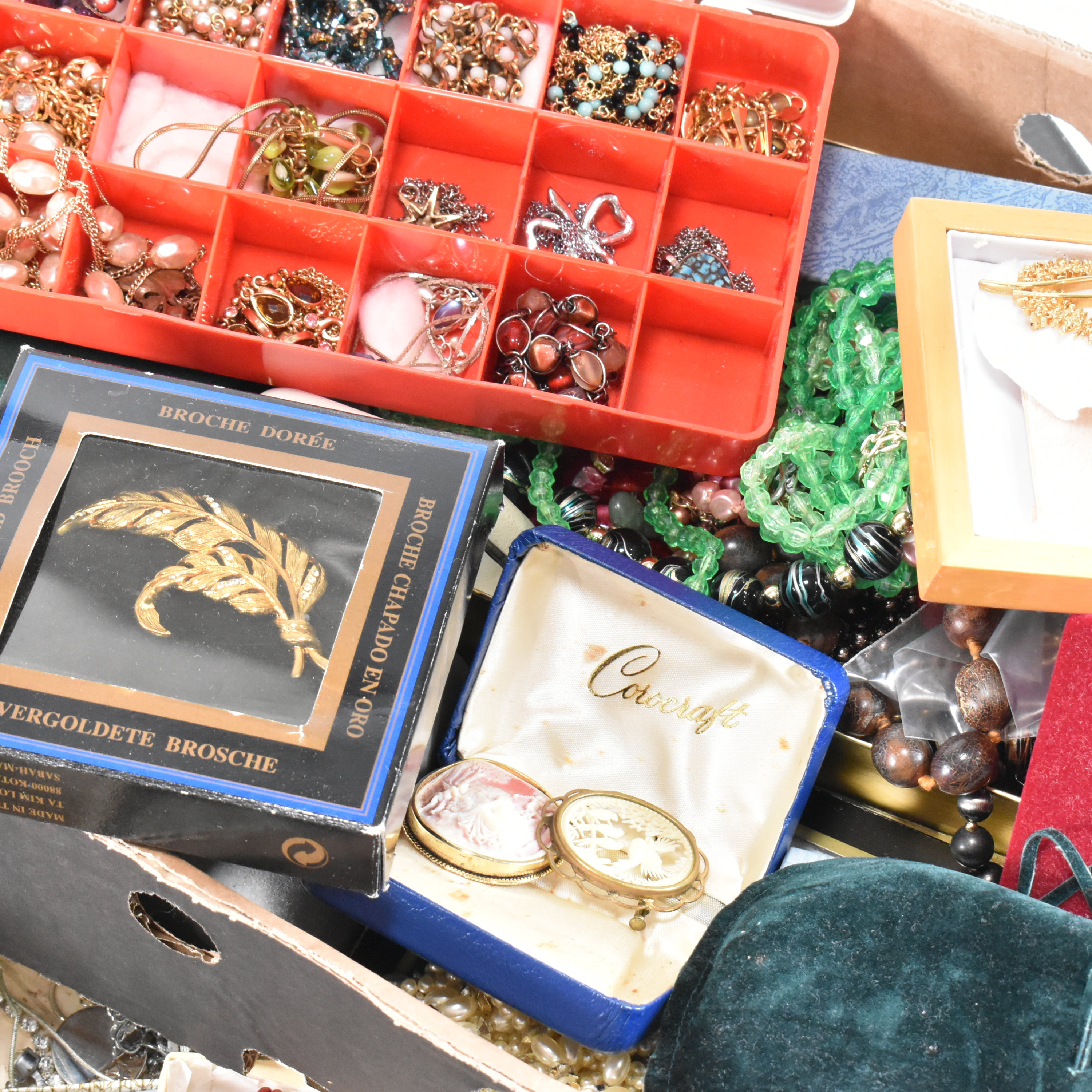 LARGE COLLECTION OF VINTAGE & MODERN COSTUME JEWELLERY - Bild 3 aus 7