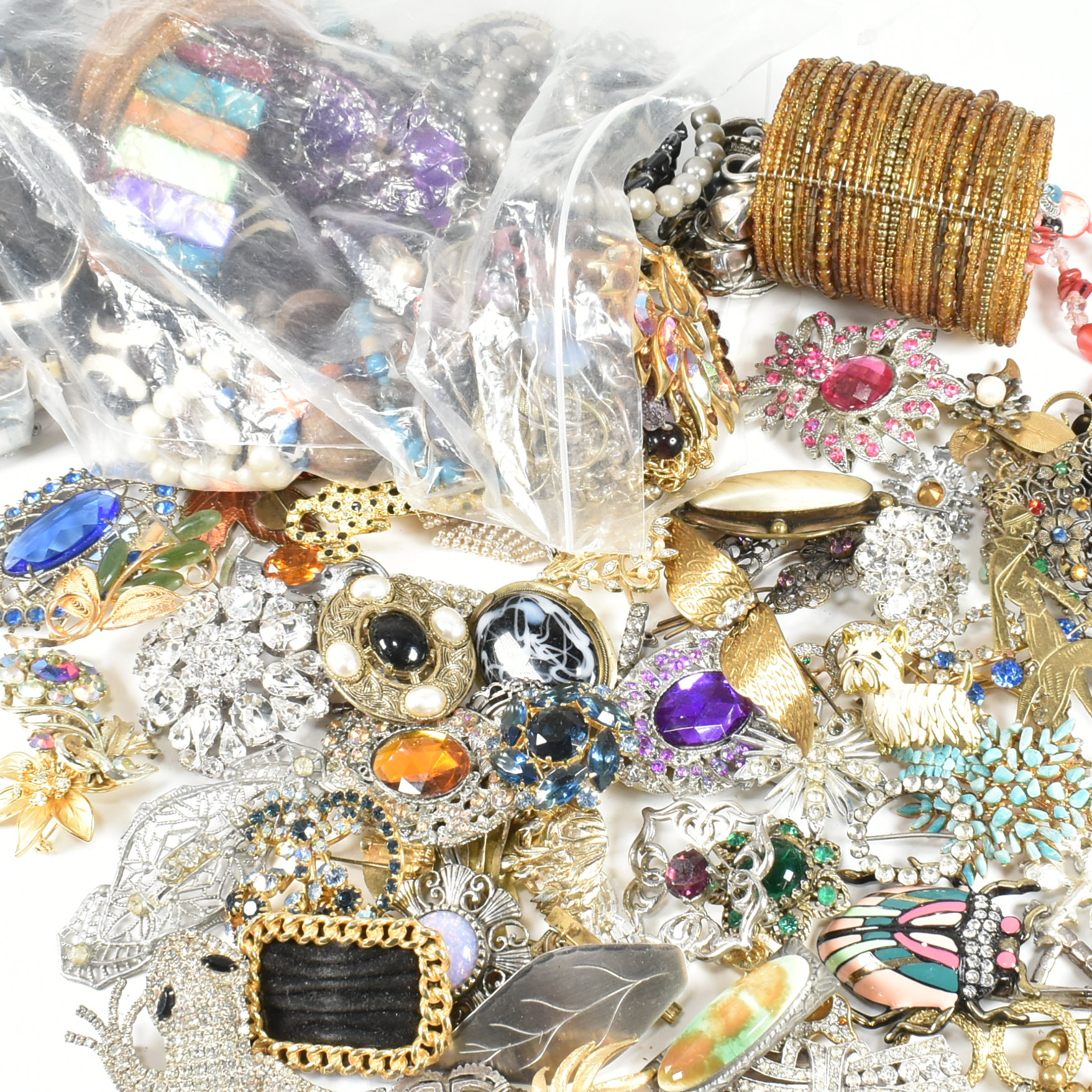 COLLECTION OF VINTAGE & LATER COSTUME JEWELLERY - Image 9 of 12