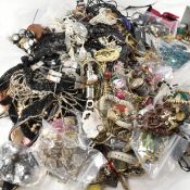 LARGE COLLECTION OF VINTAGE & MODERN COSTUME JEWELLERY