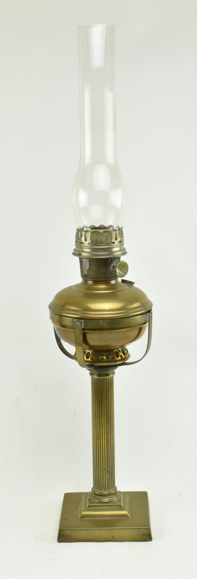 VICTORIAN PARAFFIN BRASS REEDED COLUMN OIL LAMP
