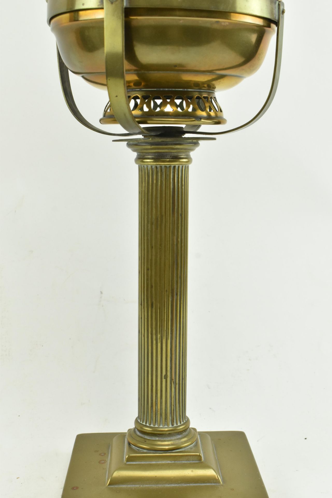 VICTORIAN PARAFFIN BRASS REEDED COLUMN OIL LAMP - Image 5 of 7