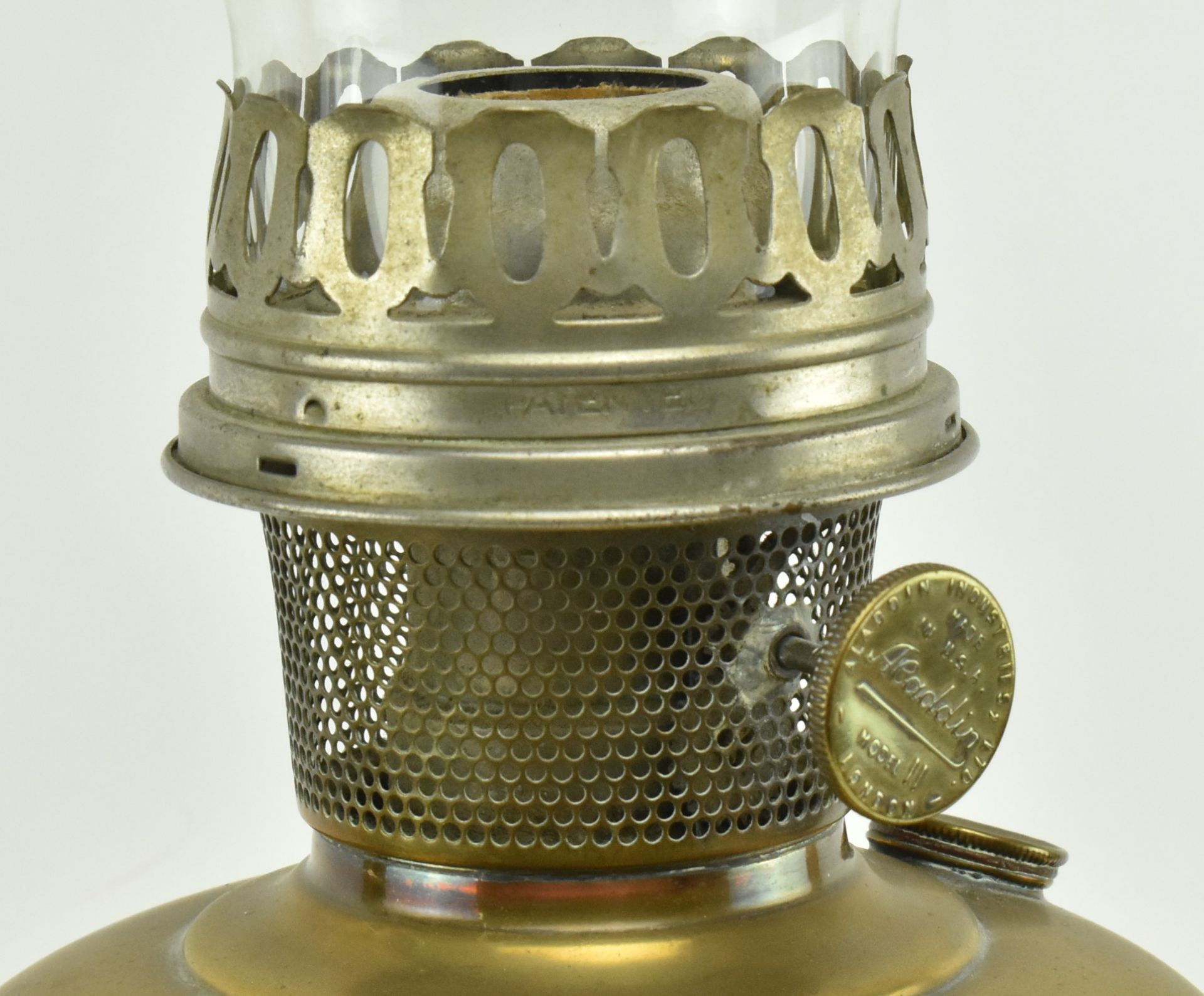 VICTORIAN PARAFFIN BRASS REEDED COLUMN OIL LAMP - Bild 3 aus 7