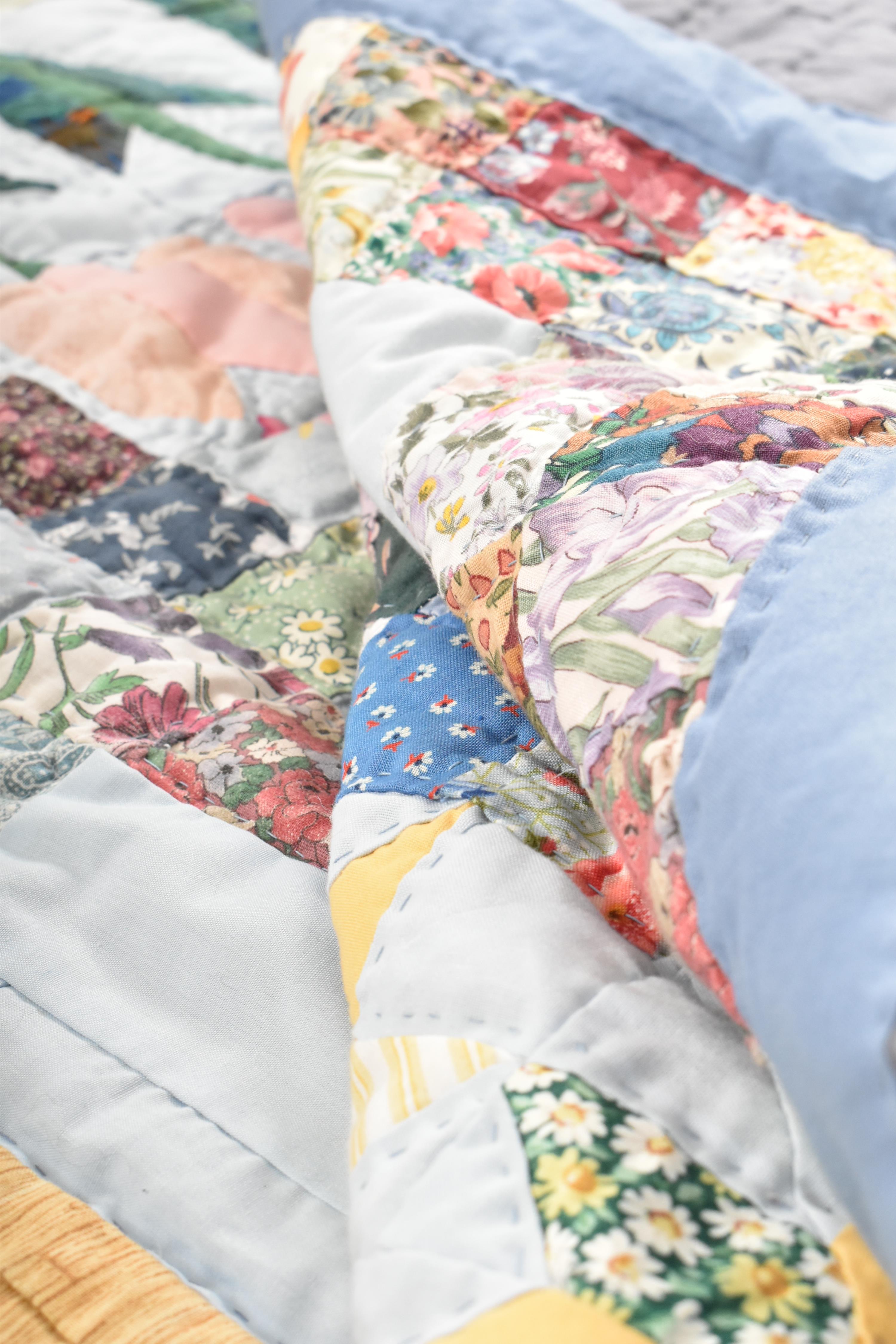 VINTAGE c1940s-50s COTTON PATCHWORK EIDERDOWN QUILT - Image 5 of 6