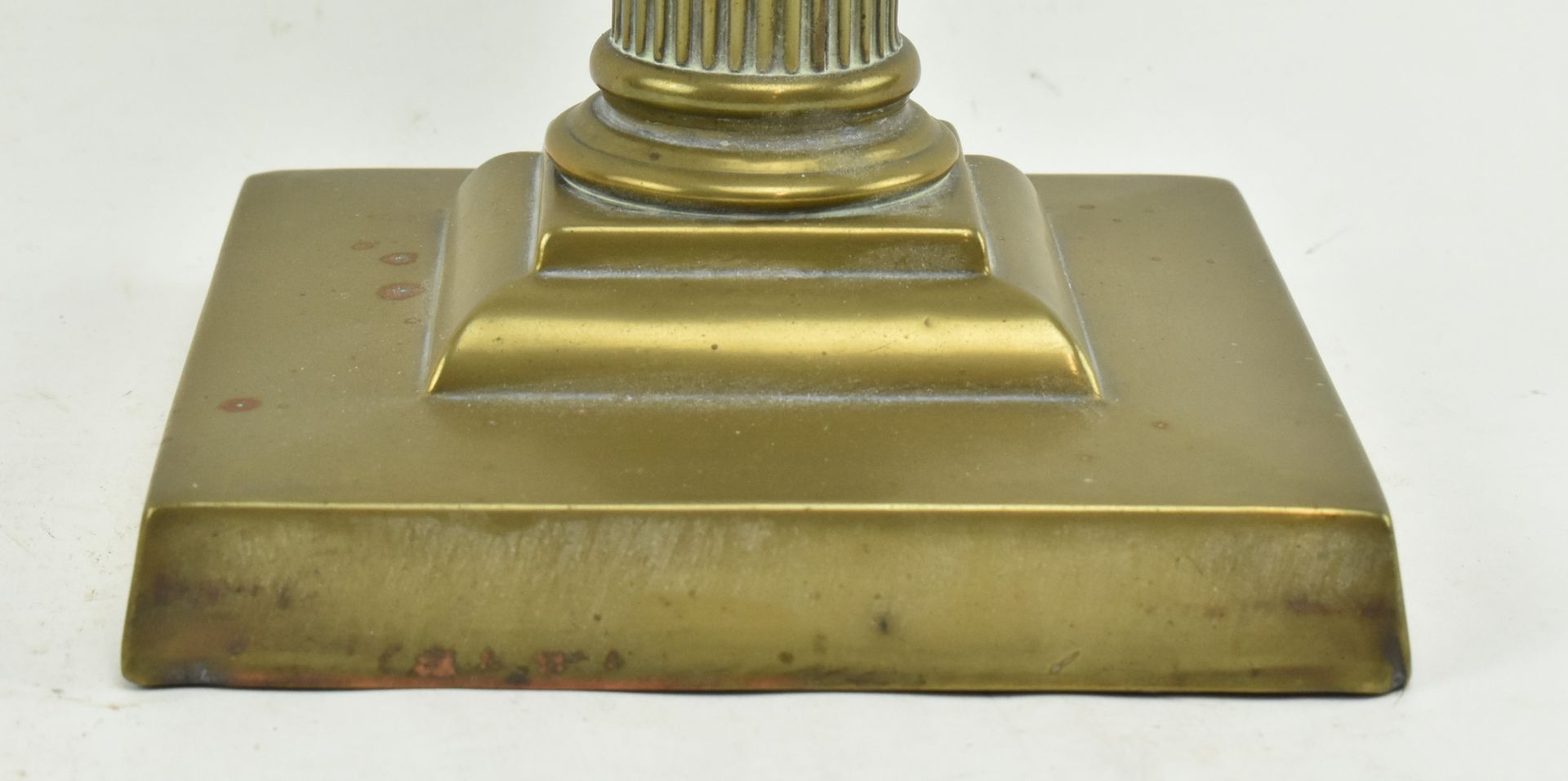 VICTORIAN PARAFFIN BRASS REEDED COLUMN OIL LAMP - Image 6 of 7