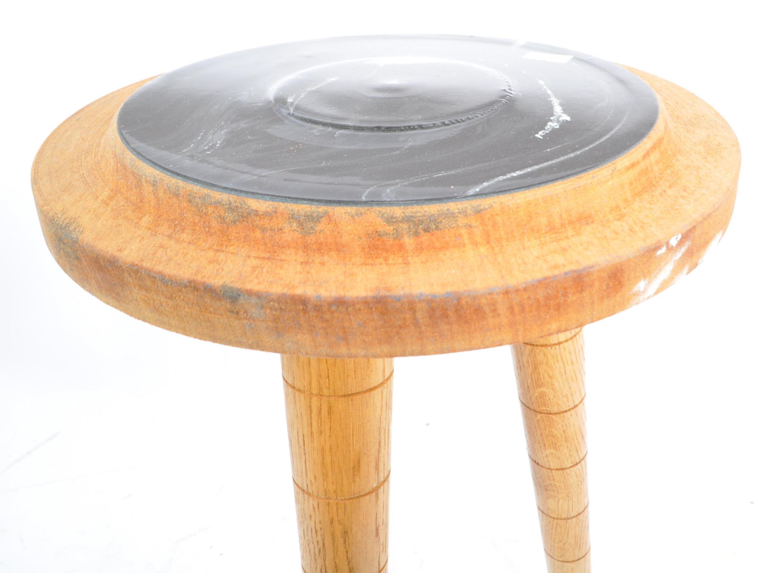 CONTEMPORARY WOOD AND RESIN SIDE TABLE - Image 3 of 5